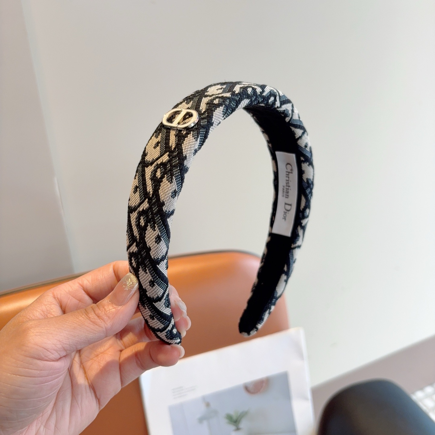 NO:640843,Comes with packaging Dior (Dior) classic new high version big-name headband, Internet celebrity D letter anti-slip headband, let your charm bloom. Fresh and ladylike style makes fashion easier. Hairpins, hairpins, dior, dior, hairpins19860909配包装 Dior（迪奥） 经典新款高版本大牌发箍, 网红爆款D字母防滑头箍、让你的魅力绽放 清新淑女范让时尚更简单.发夹,发夹,dior,dior,hairpins,accessory