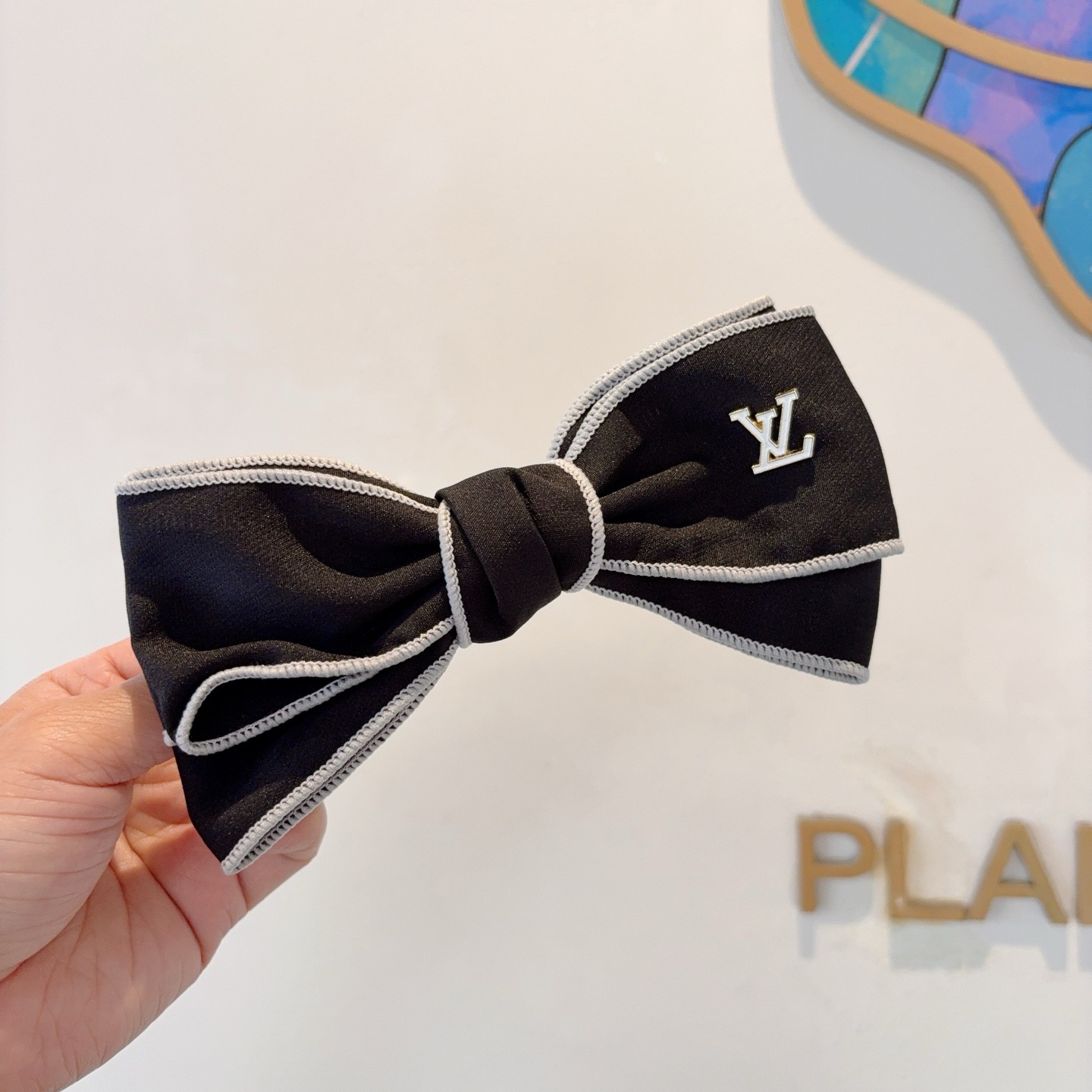 NO:640849,Comes with packaging: LV (Louis Vuitton) celebrity bow hairpin, slingshot clip, internet celebrity recommended style, classic bow headpiece, super versatile!  Recommendations on the blackboard will make you look like a famous brand in seconds!  hairpins,hairpins,louis vuitton,louis vuitton,hairpins19860909配包装 LV（路易威登）明星同款蝴蝶结发夹 弹弓夹 网红推荐款 经典蝴蝶结头饰,超级百搭哦！敲黑板推荐,让你秒变大牌范儿！发夹,发夹,louis vuitton,louis vuitton,hairpins,accessory