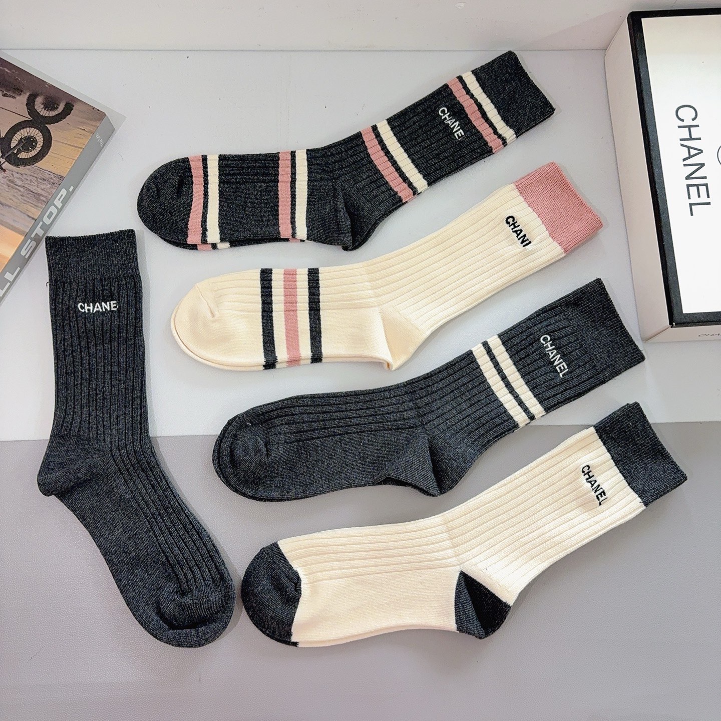 配包装（一盒5双） CHANEL 香奈儿新款刺绣双针长筒袜子 经典字母logo船袜，个性时尚百搭款，！超