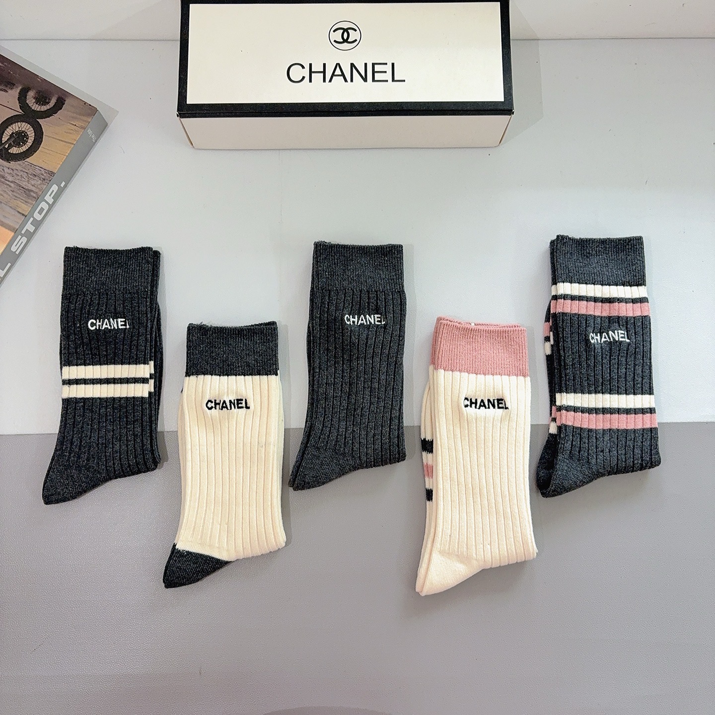 配包装（一盒5双） CHANEL 香奈儿新款刺绣双针长筒袜子 经典字母logo船袜，个性时尚百搭款，！超