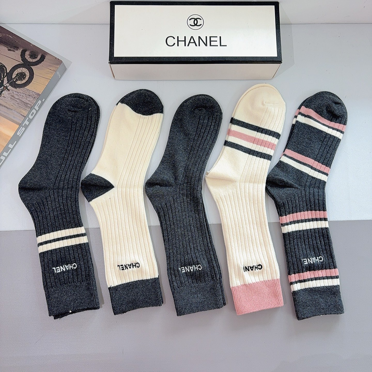 配包装（一盒5双） CHANEL 香奈儿新款刺绣双针长筒袜子 经典字母logo船袜，个性时尚百搭款，！超