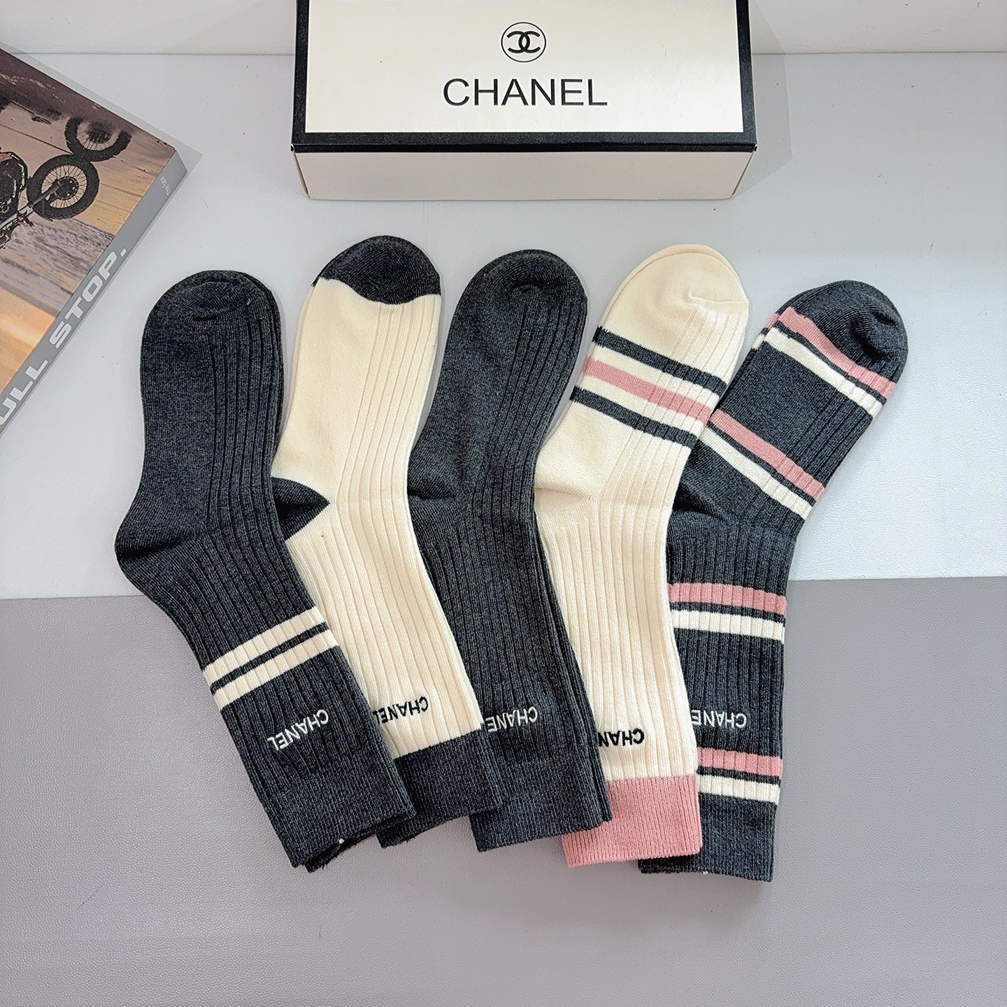 配包装（一盒5双） CHANEL 香奈儿新款刺绣双针长筒袜子 经典字母logo船袜，个性时尚百搭款，！超