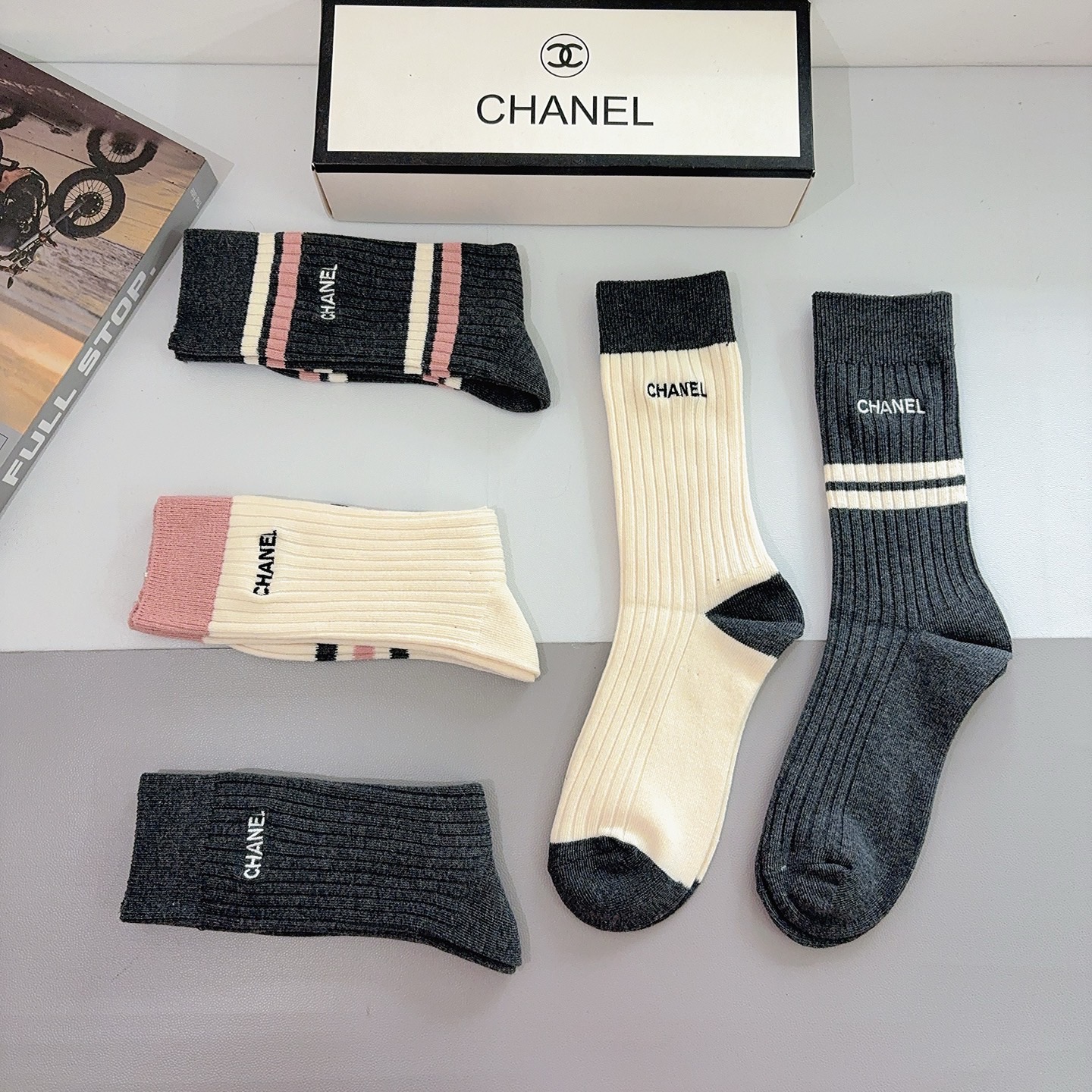 配包装（一盒5双） CHANEL 香奈儿新款刺绣双针长筒袜子 经典字母logo船袜，个性时尚百搭款，！超