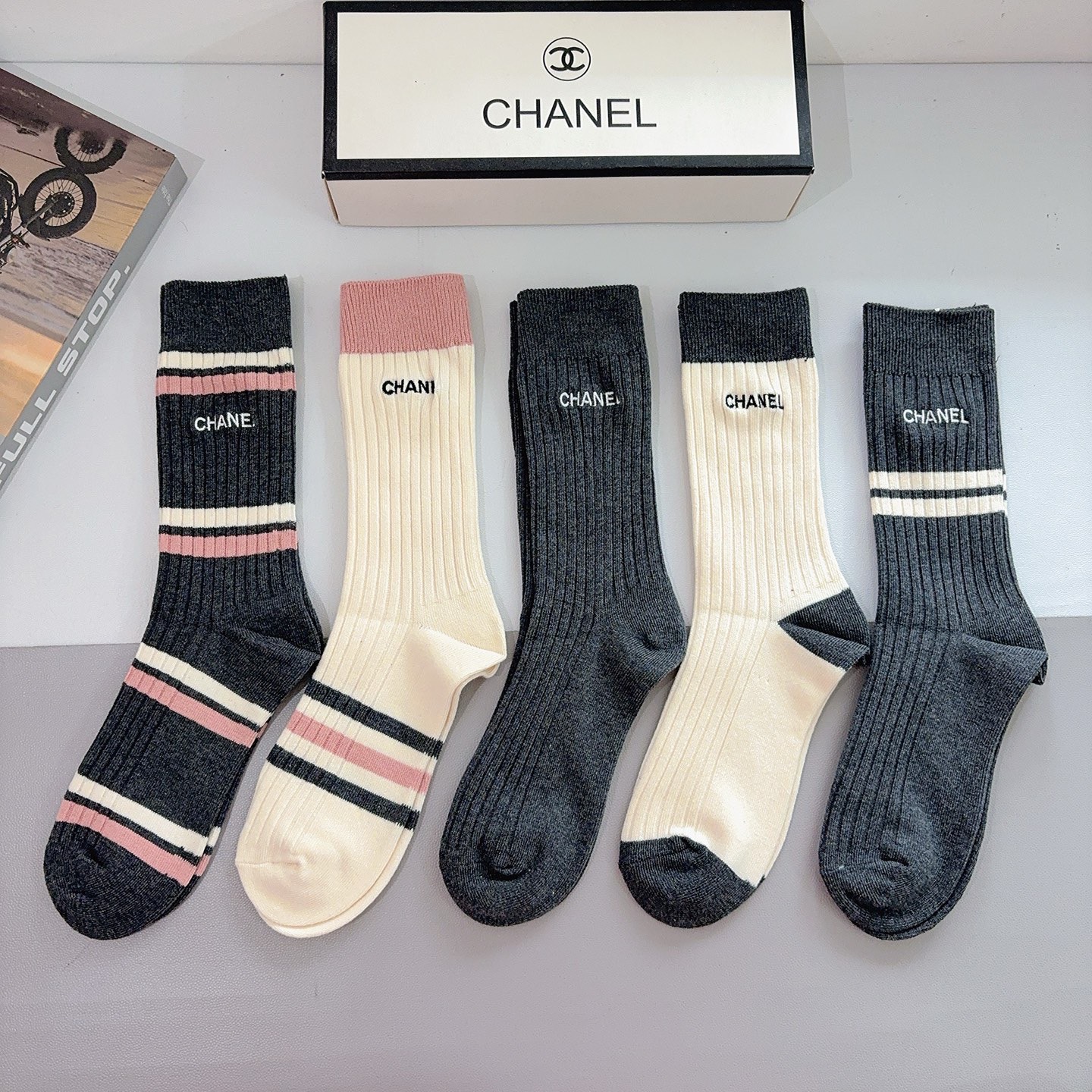 配包装（一盒5双） CHANEL 香奈儿新款刺绣双针长筒袜子 经典字母logo船袜，个性时尚百搭款，！超