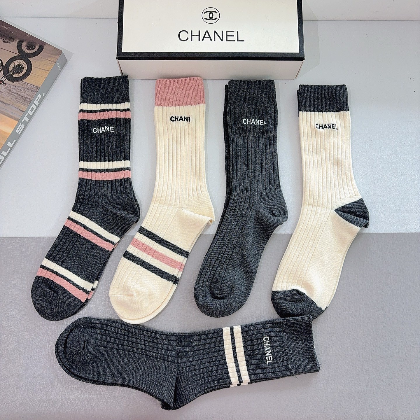 配包装（一盒5双） CHANEL 香奈儿新款刺绣双针长筒袜子 经典字母logo船袜，个性时尚百搭款，！超