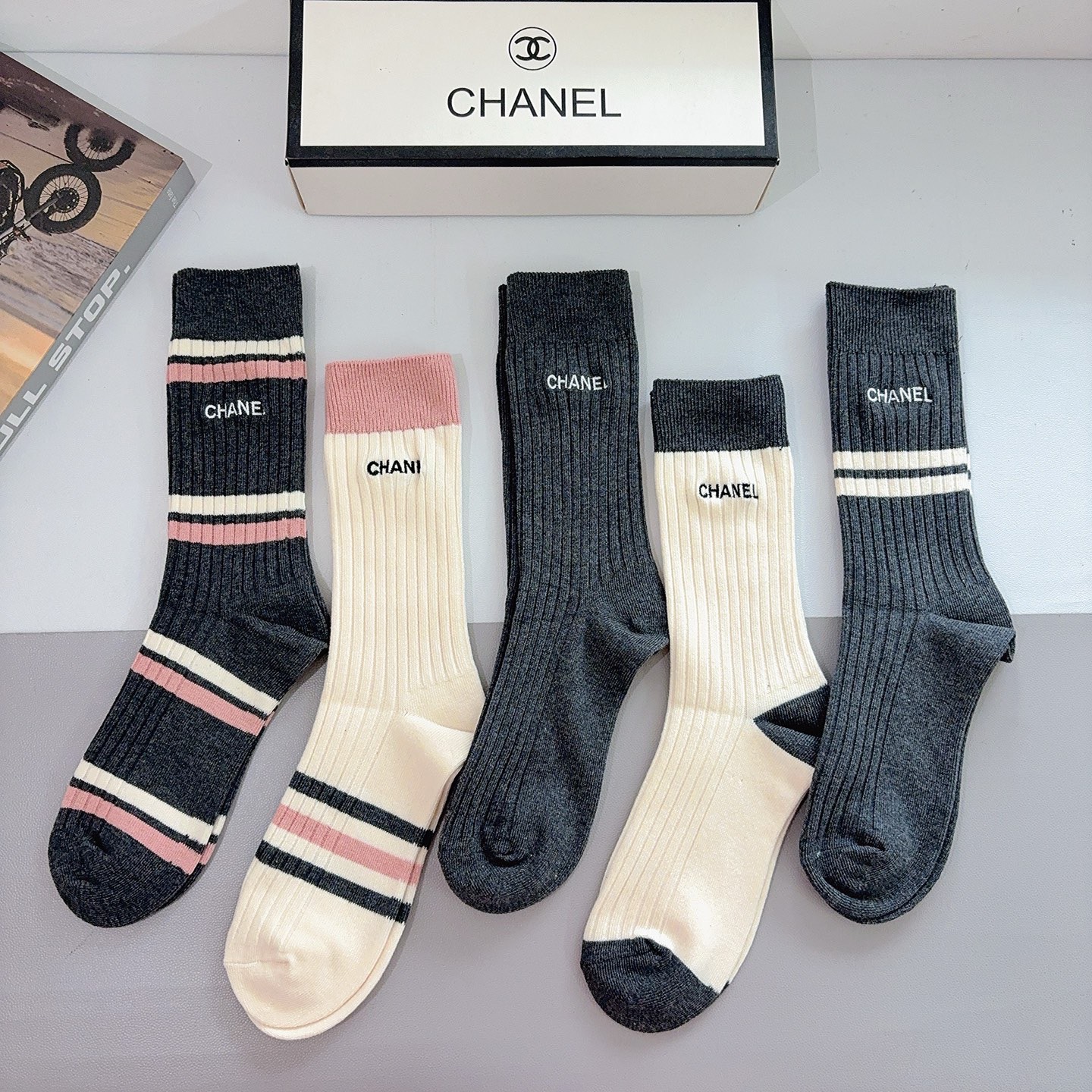 配包装（一盒5双） CHANEL 香奈儿新款刺绣双针长筒袜子 经典字母logo船袜，个性时尚百搭款，！超