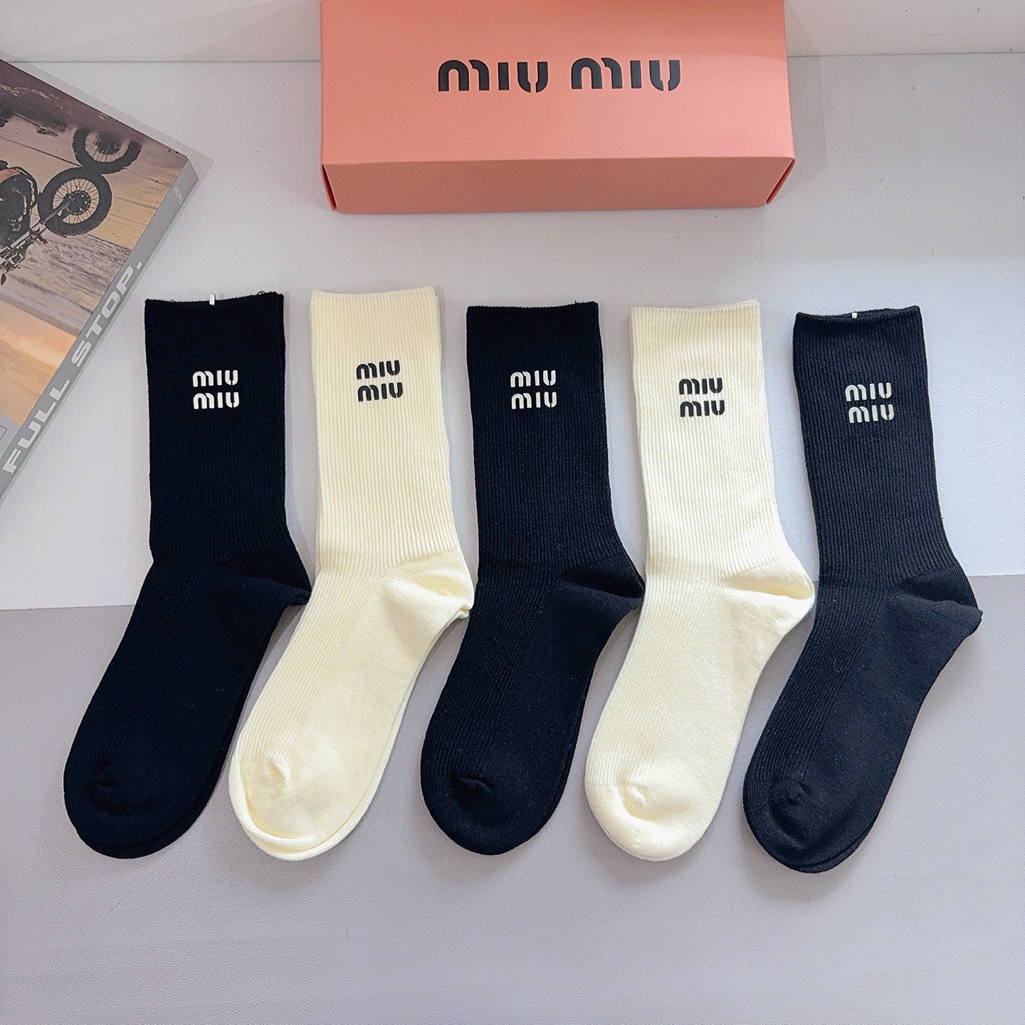 配包装【一盒5双】miumiu （缪缪）高品质🔥超级爆款网红袜子 硅胶烫印字母长筒袜，ins明星网红推荐