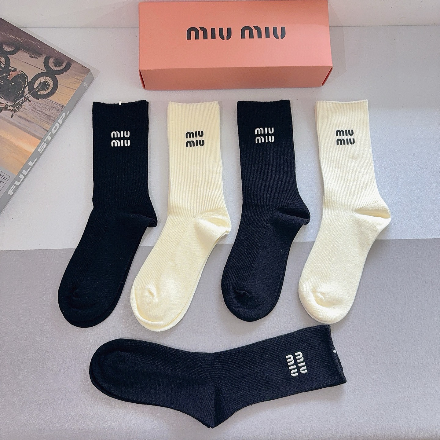 配包装【一盒5双】miumiu （缪缪）高品质🔥超级爆款网红袜子 硅胶烫印字母长筒袜，ins明星网红推荐
