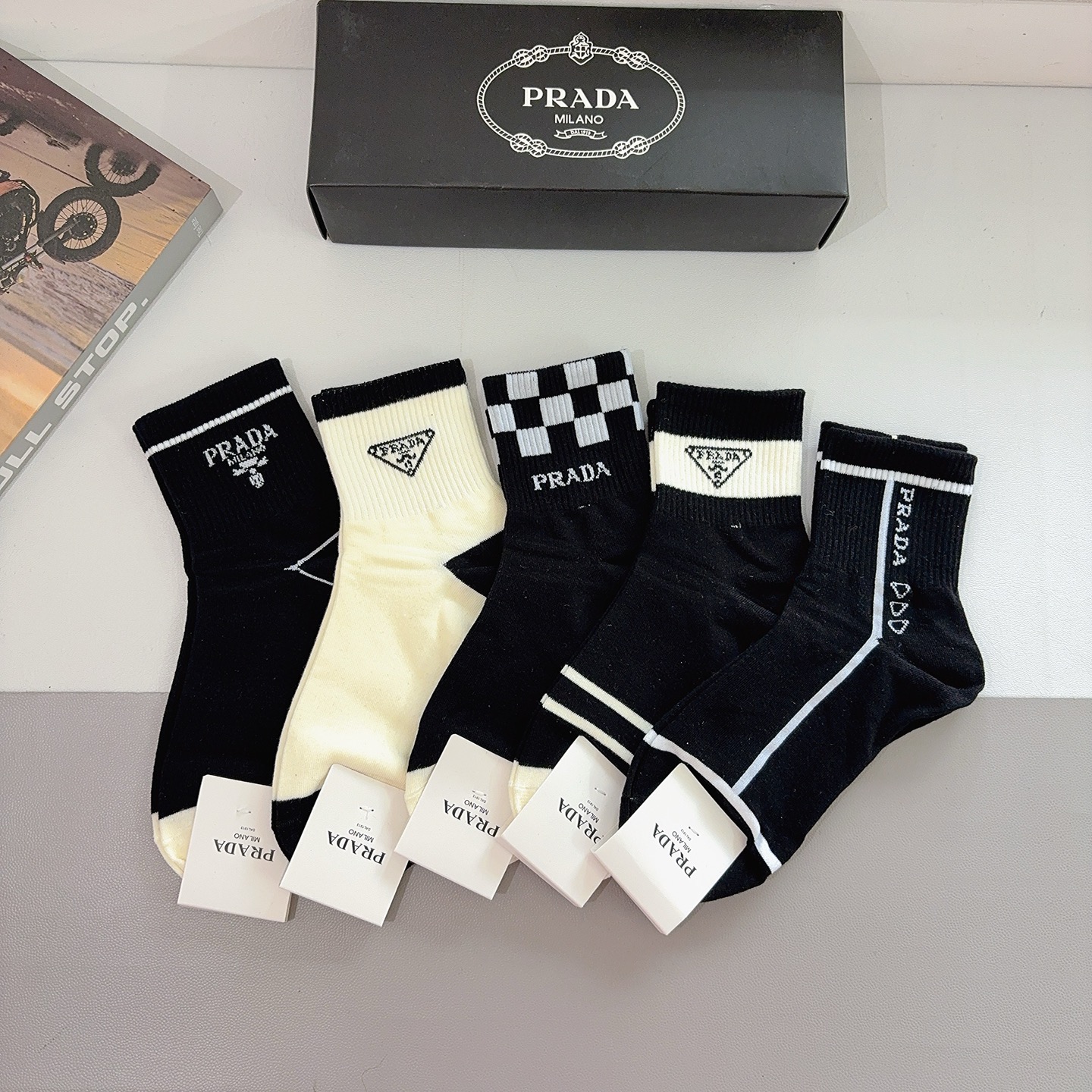 NO:640674,Comes with packaging (5 pairs in a box) PRADA New mid-calf socks, pure cotton fabric, classic triangle logo, personalized, fashionable and versatile, you deserve it Socks, stockings, socks, prada, prada, socks19860909配包装（一盒5双） PRADA 普拉达 新款中筒袜子,纯棉面料,经典三角标logo 个性时尚百搭款,你值得拥有哦袜子,丝袜,袜子,prada,prada,socks,accessory