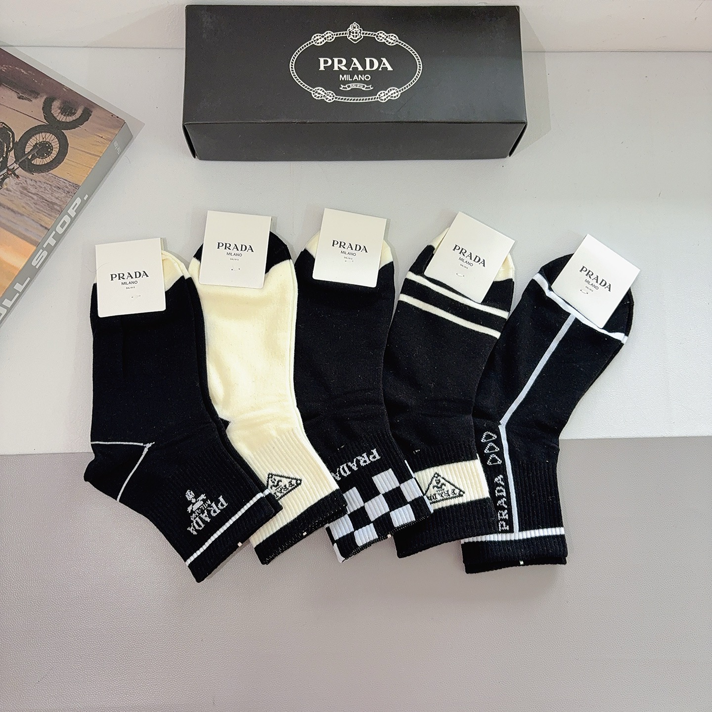 配包装（一盒5双） PRADA 普拉达 新款中筒袜子，纯棉面料，经典三角标logo 个性时尚百搭款，你值