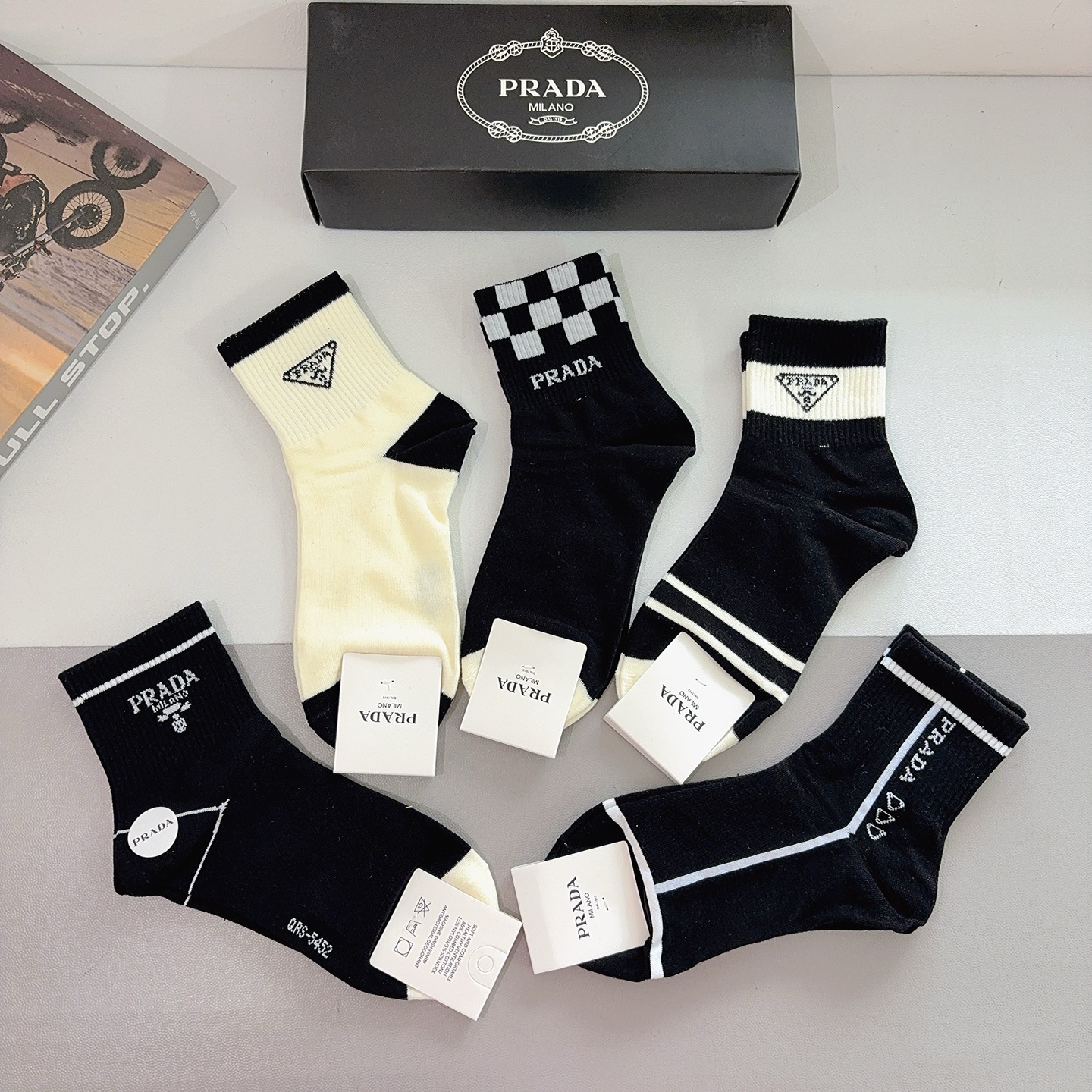 配包装（一盒5双） PRADA 普拉达 新款中筒袜子，纯棉面料，经典三角标logo 个性时尚百搭款，你值