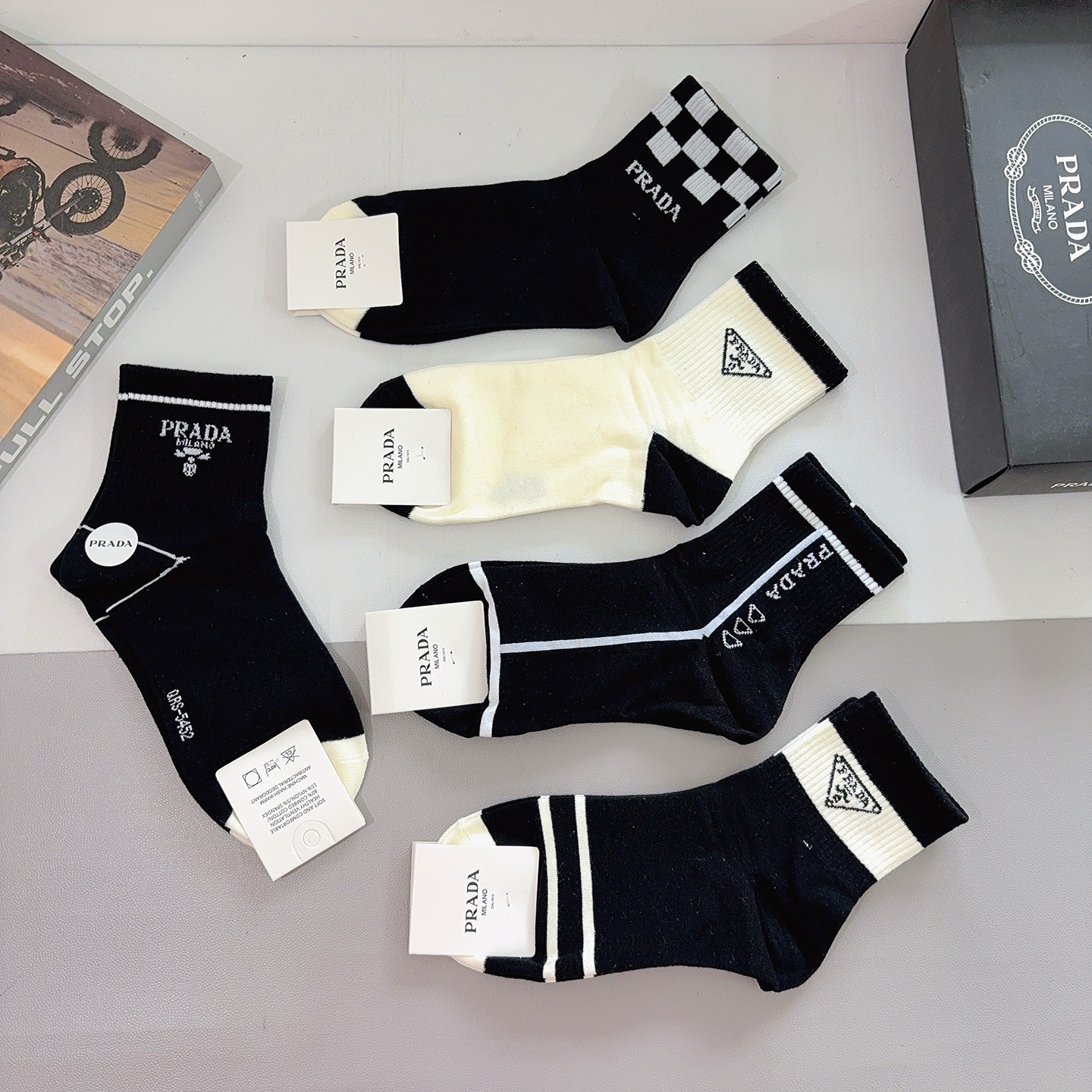 配包装（一盒5双） PRADA 普拉达 新款中筒袜子，纯棉面料，经典三角标logo 个性时尚百搭款，你值