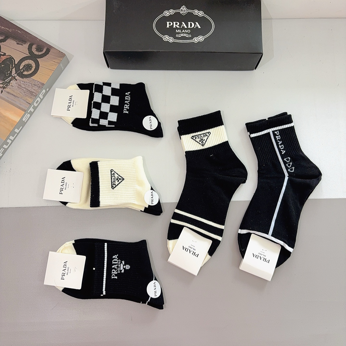 配包装（一盒5双） PRADA 普拉达 新款中筒袜子，纯棉面料，经典三角标logo 个性时尚百搭款，你值