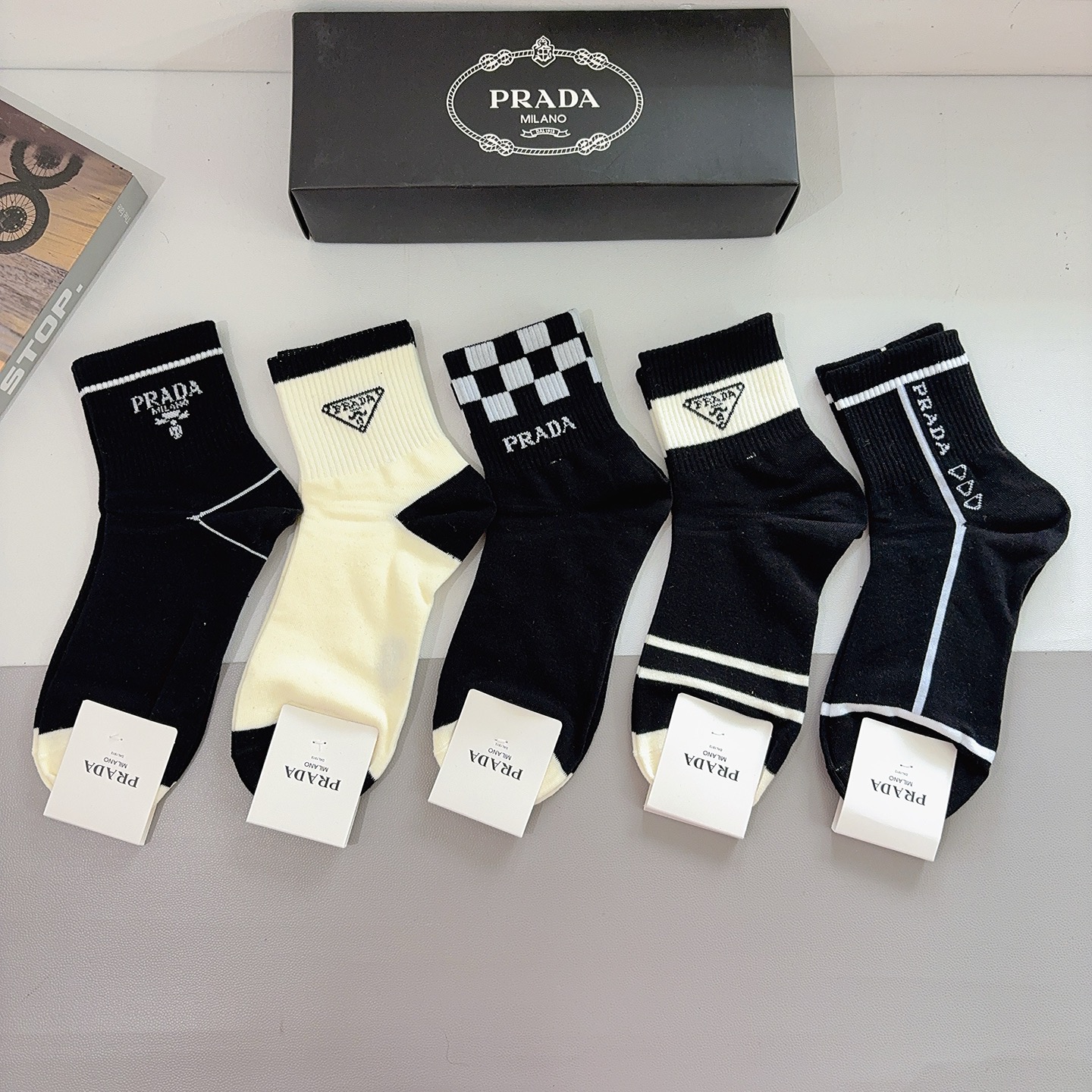 配包装（一盒5双） PRADA 普拉达 新款中筒袜子，纯棉面料，经典三角标logo 个性时尚百搭款，你值