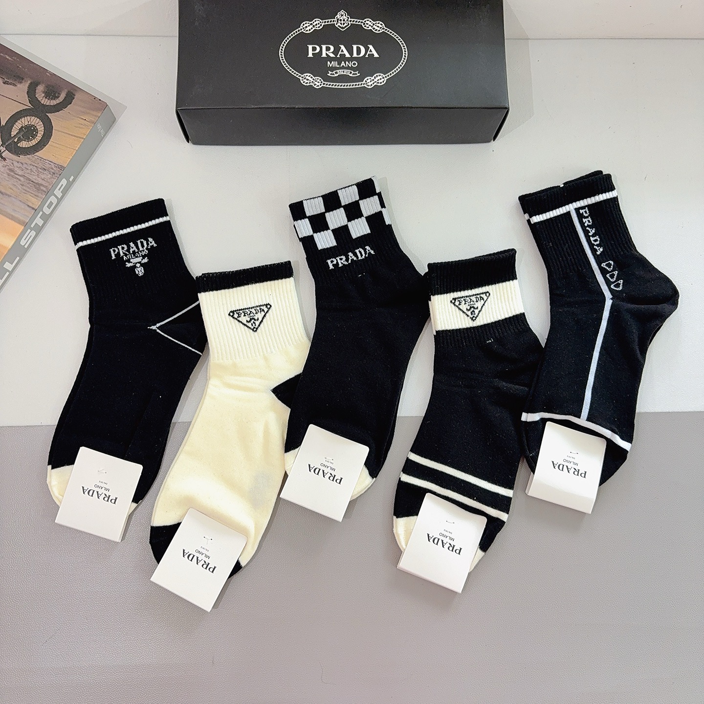 配包装（一盒5双） PRADA 普拉达 新款中筒袜子，纯棉面料，经典三角标logo 个性时尚百搭款，你值