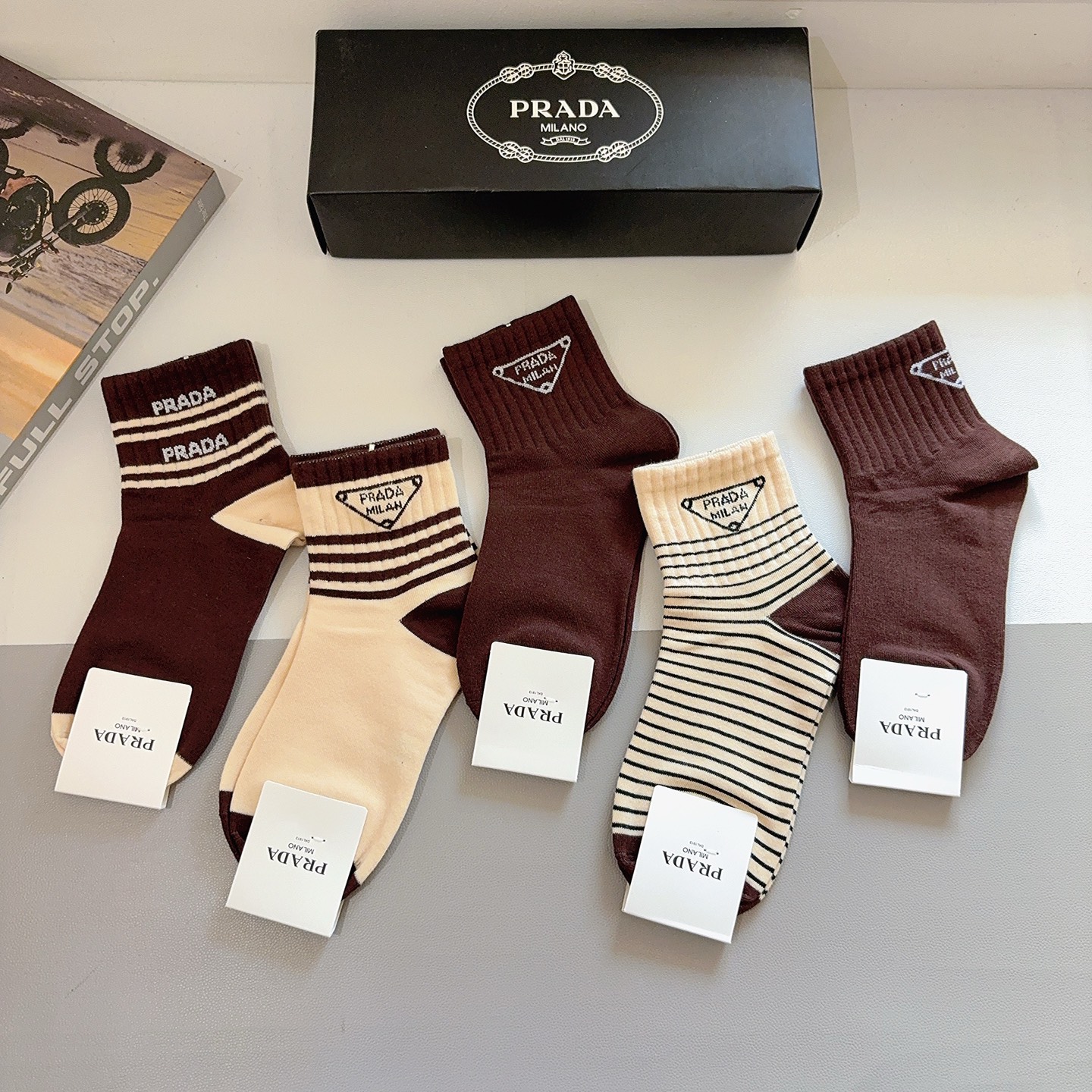 配包装（一盒5双） PRADA 普拉达 新款中筒袜子，纯棉面料，经典三角标logo 个性时尚百搭款，你值
