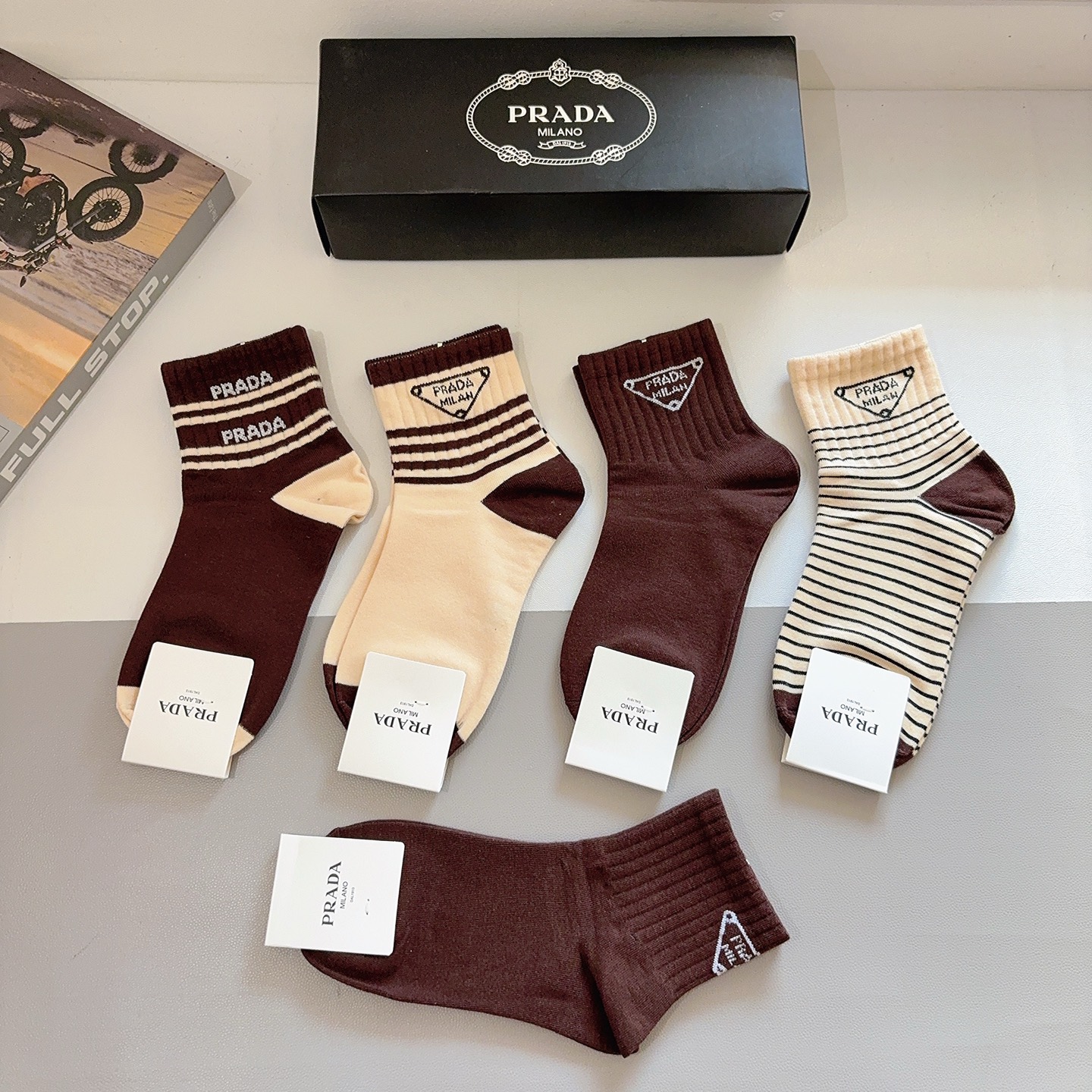 配包装（一盒5双） PRADA 普拉达 新款中筒袜子，纯棉面料，经典三角标logo 个性时尚百搭款，你值