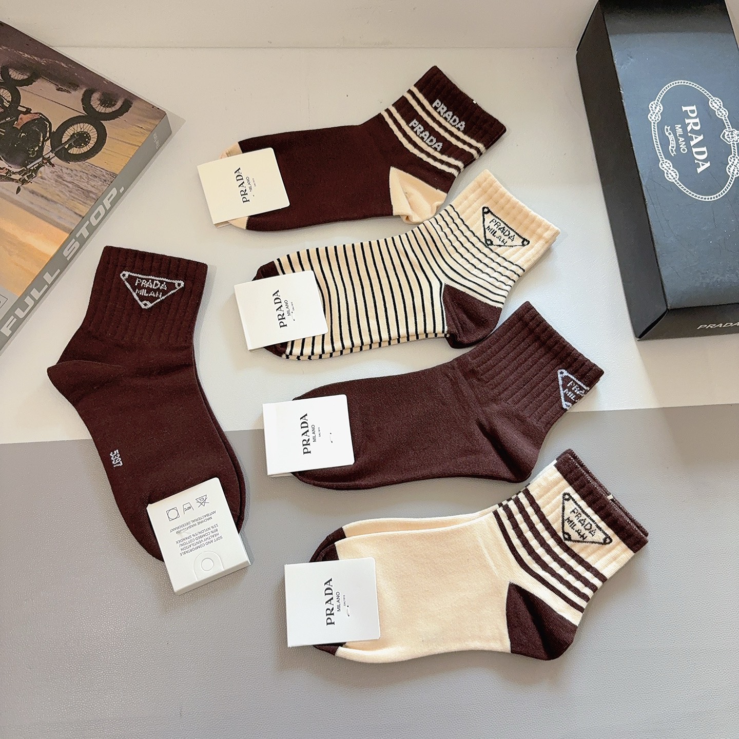 配包装（一盒5双） PRADA 普拉达 新款中筒袜子，纯棉面料，经典三角标logo 个性时尚百搭款，你值