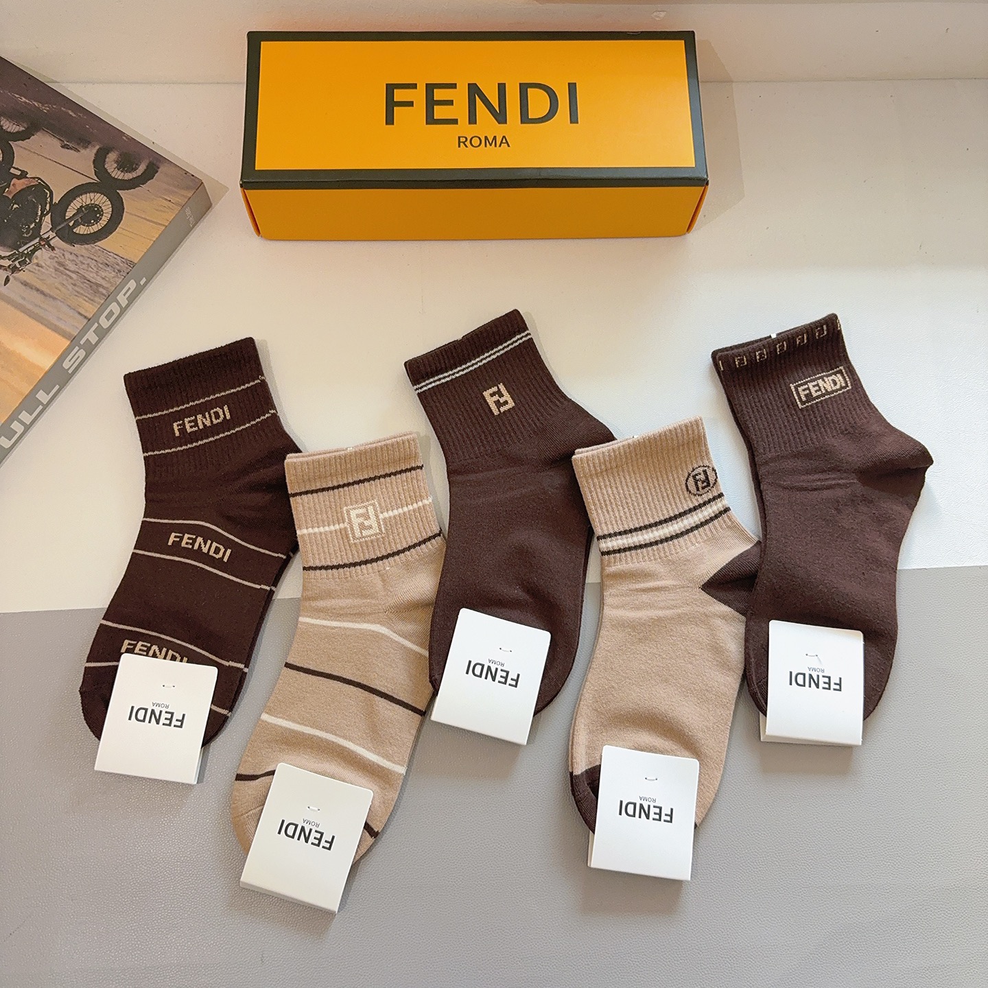 配包装（一盒5双）FENDI 芬迪 字母双Ｆ经典款中筒袜子，💓实用好穿 柔软透气，时尚百搭款，大牌出街。
