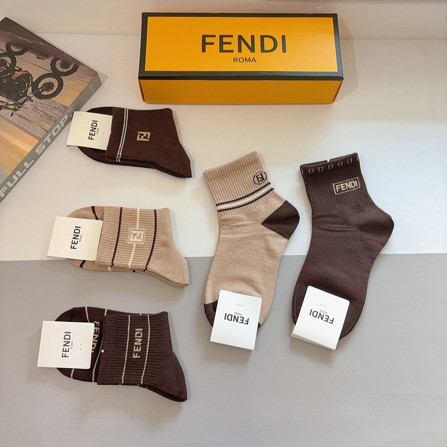 配包装（一盒5双）FENDI 芬迪 字母双Ｆ经典款中筒袜子，💓实用好穿 柔软透气，时尚百搭款，大牌出街。