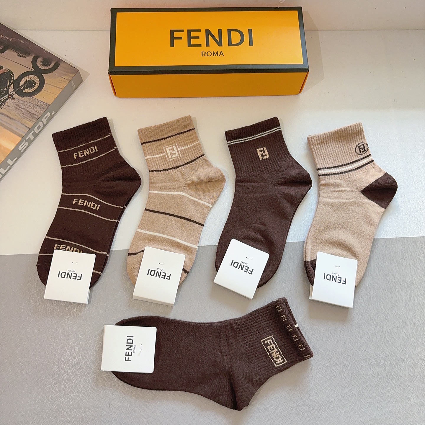 配包装（一盒5双）FENDI 芬迪 字母双Ｆ经典款中筒袜子，💓实用好穿 柔软透气，时尚百搭款，大牌出街。