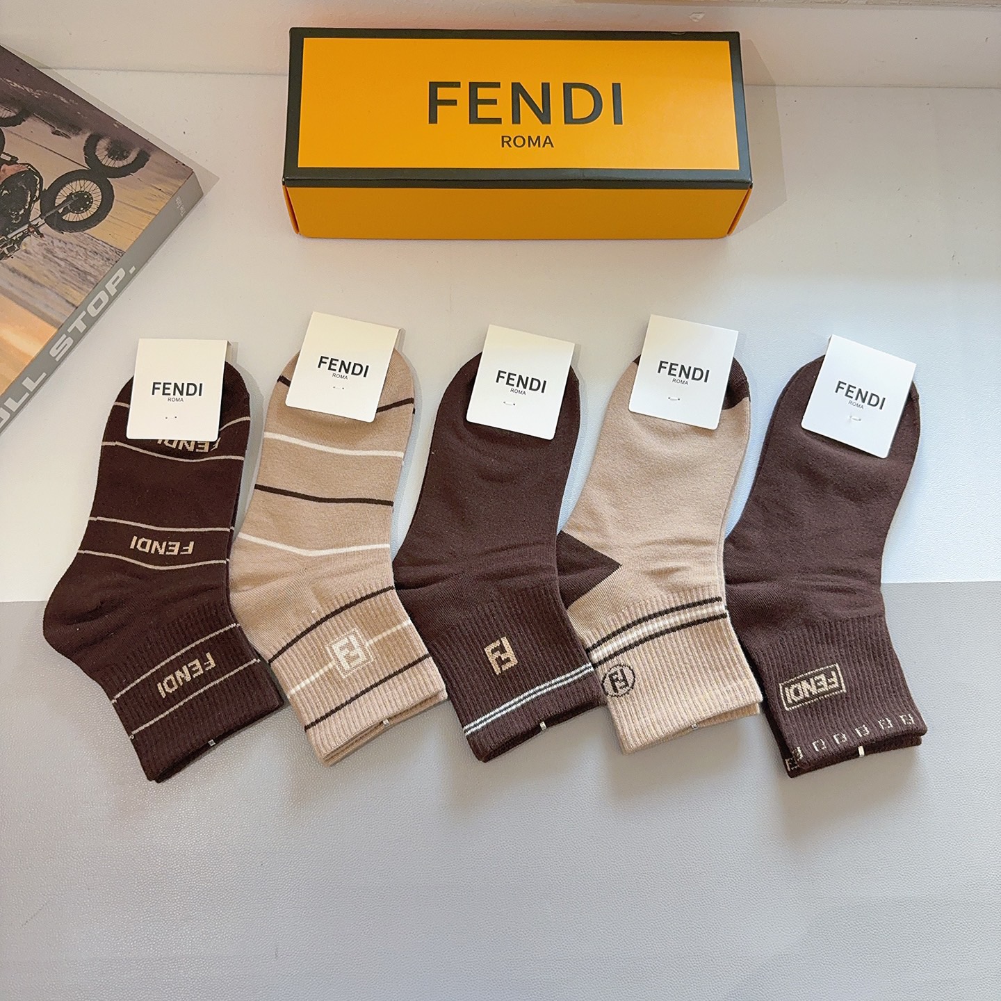 配包装（一盒5双）FENDI 芬迪 字母双Ｆ经典款中筒袜子，💓实用好穿 柔软透气，时尚百搭款，大牌出街。