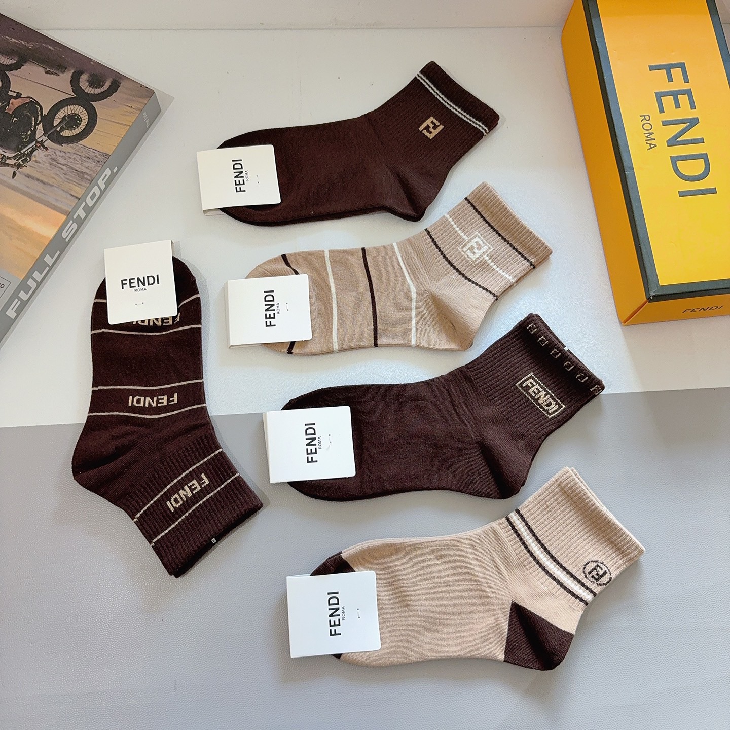 配包装（一盒5双）FENDI 芬迪 字母双Ｆ经典款中筒袜子，💓实用好穿 柔软透气，时尚百搭款，大牌出街。