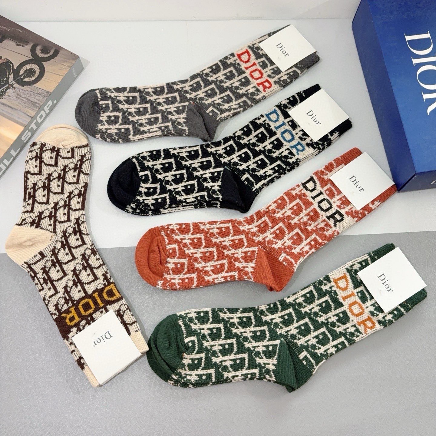 配包装（一盒5双）Dior 迪奥 新款小腿袜子！双针双路高版本面料，火爆Ｄ图案，专柜同步长筒袜子，💛大牌