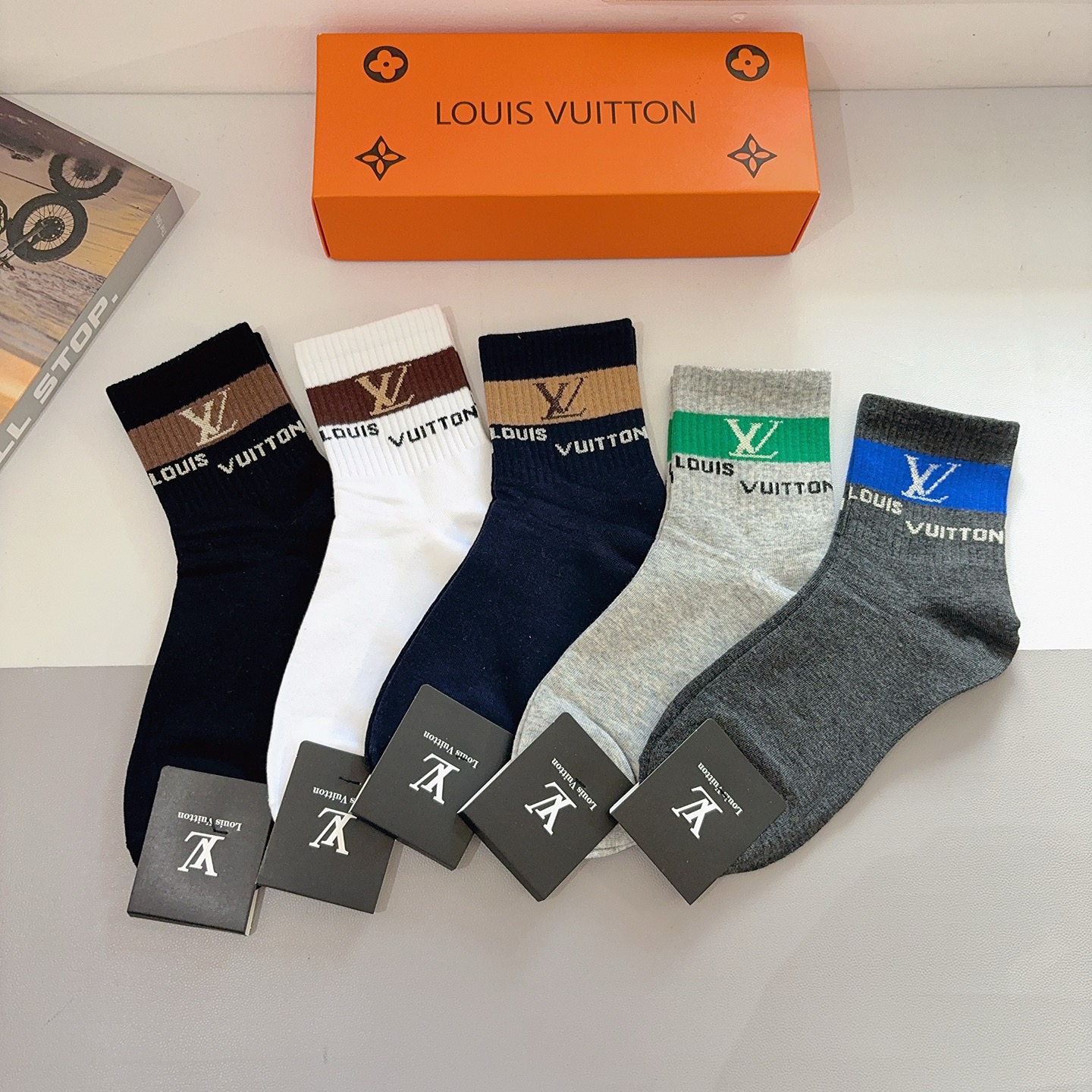 NO:640702,Comes with packaging (5 pairs in a box) LV Louis Vuitton super popular men's mid-calf socks, pure cotton fabric, a must-have for fashionistas, personalized, fashionable and versatile!  You deserve it! Super soft material, comfortable and breathable!  socks, stockings, socks, louis vuitton, louis vuitton, socks19860909配包装（一盒5双） LV 路易威登 超火爆男款中筒袜子、纯棉面料,潮人必备款,个性时尚百搭款,！你值得拥有哦超柔软材质,舒适透气！袜子,丝袜,袜子,louis vuitton,louis vuitton,socks,accessory