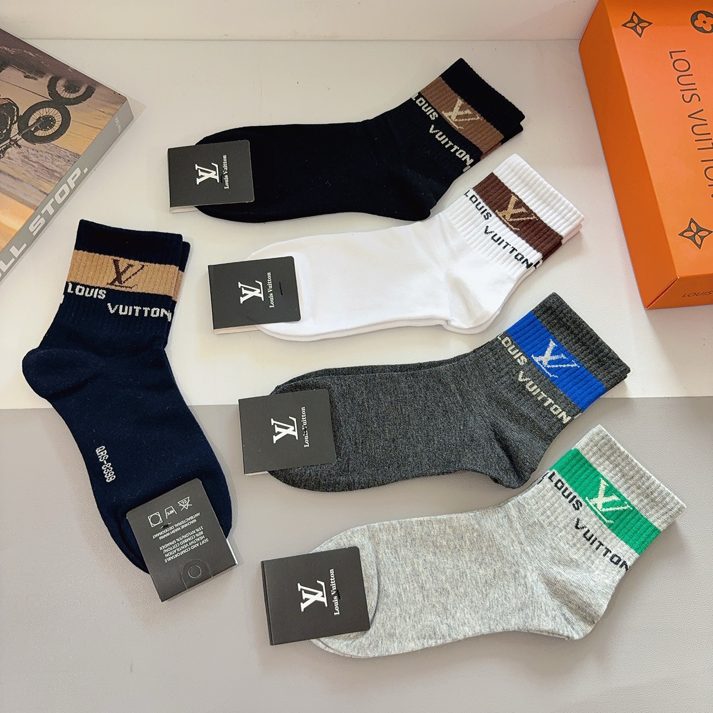 配包装（一盒5双） LV 路易威登 超火爆男款中筒袜子、纯棉面料，潮人必备款，个性时尚百搭款，！你值得拥