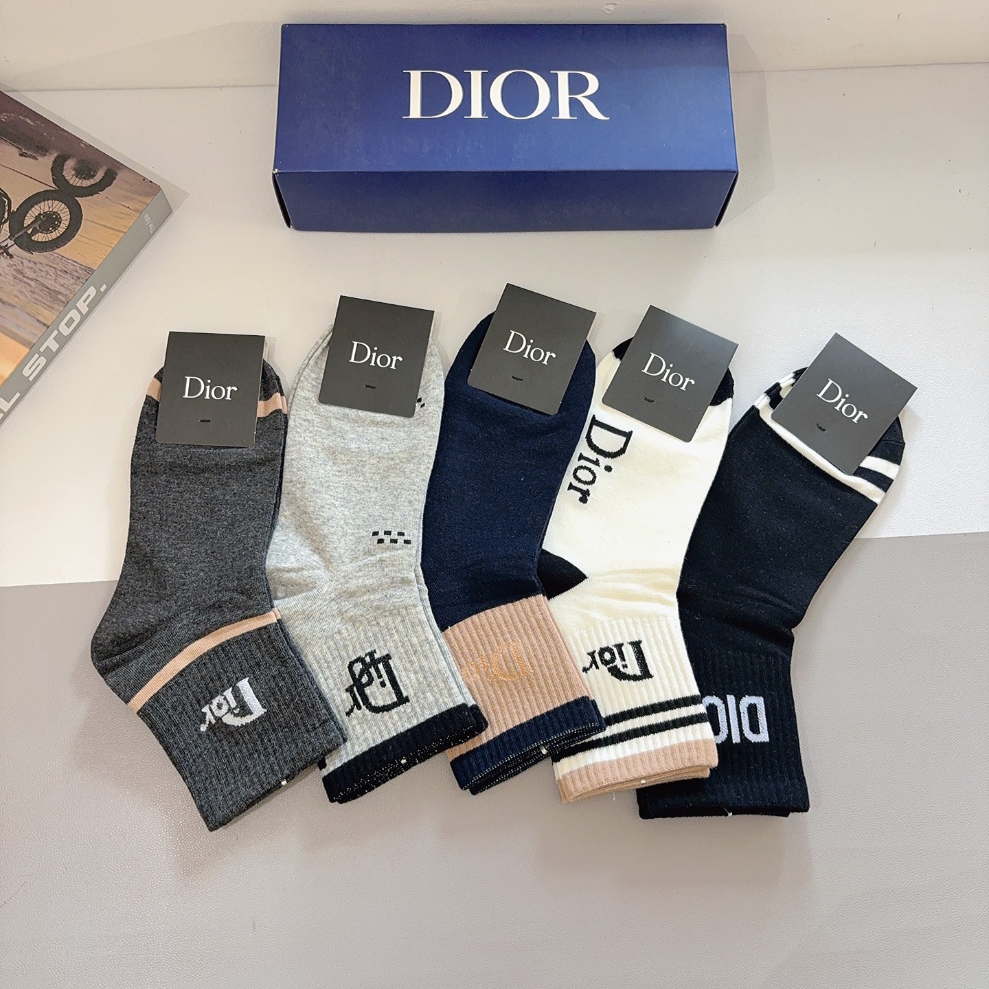 配包装（一盒5双）Dior 迪奥 新款字母男款中筒袜子！爆款专柜同步袜子，💛大牌出街，潮人必备🔥超好搭