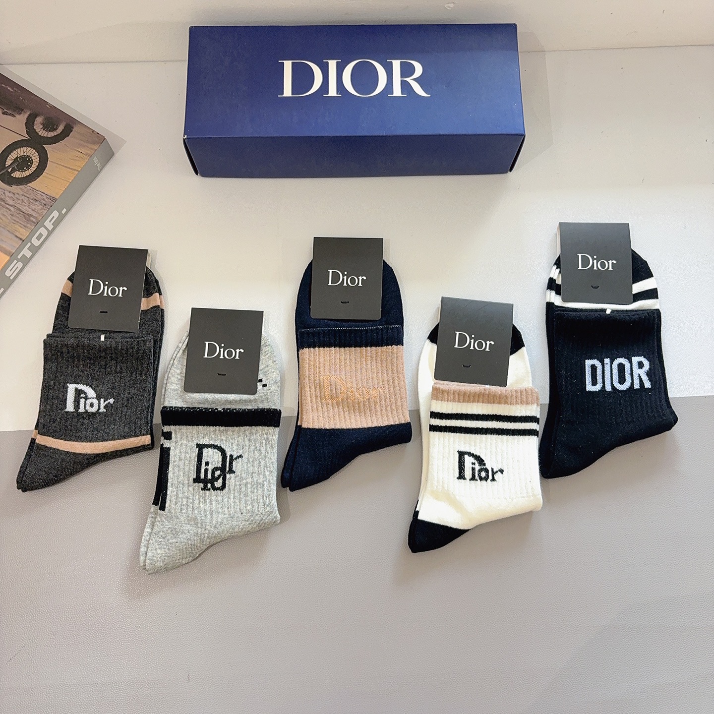 配包装（一盒5双）Dior 迪奥 新款字母男款中筒袜子！爆款专柜同步袜子，💛大牌出街，潮人必备🔥超好搭