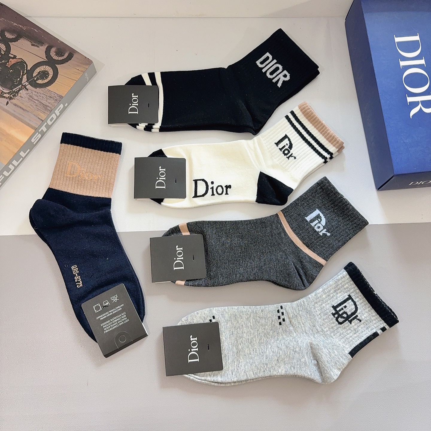 配包装（一盒5双）Dior 迪奥 新款字母男款中筒袜子！爆款专柜同步袜子，💛大牌出街，潮人必备🔥超好搭