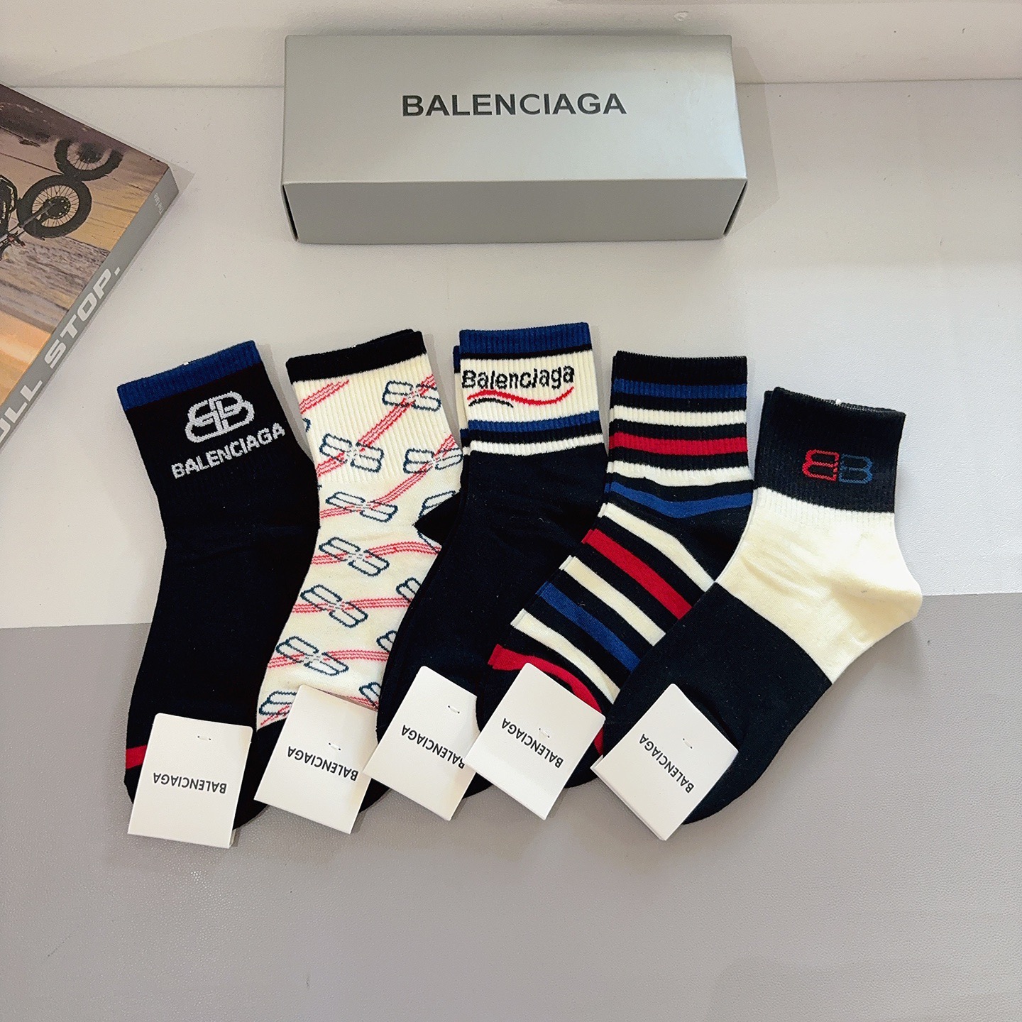 NO:640711,Comes with packaging [5 pairs in a box] BALENCIAGA new mid-calf socks, essential fashion counter purchases for fashionistas, super fashionable and versatile!  socks, stockings, socks, balenciaga, balenciaga, socks19860909配包装【一盒5双】 BALENCIAGA 巴黎世家 新款中筒袜子潮人必不可少的时尚专柜代购袜子 ,超级时尚潮流百搭款！袜子,丝袜,袜子,balenciaga,balenciaga,socks,accessory