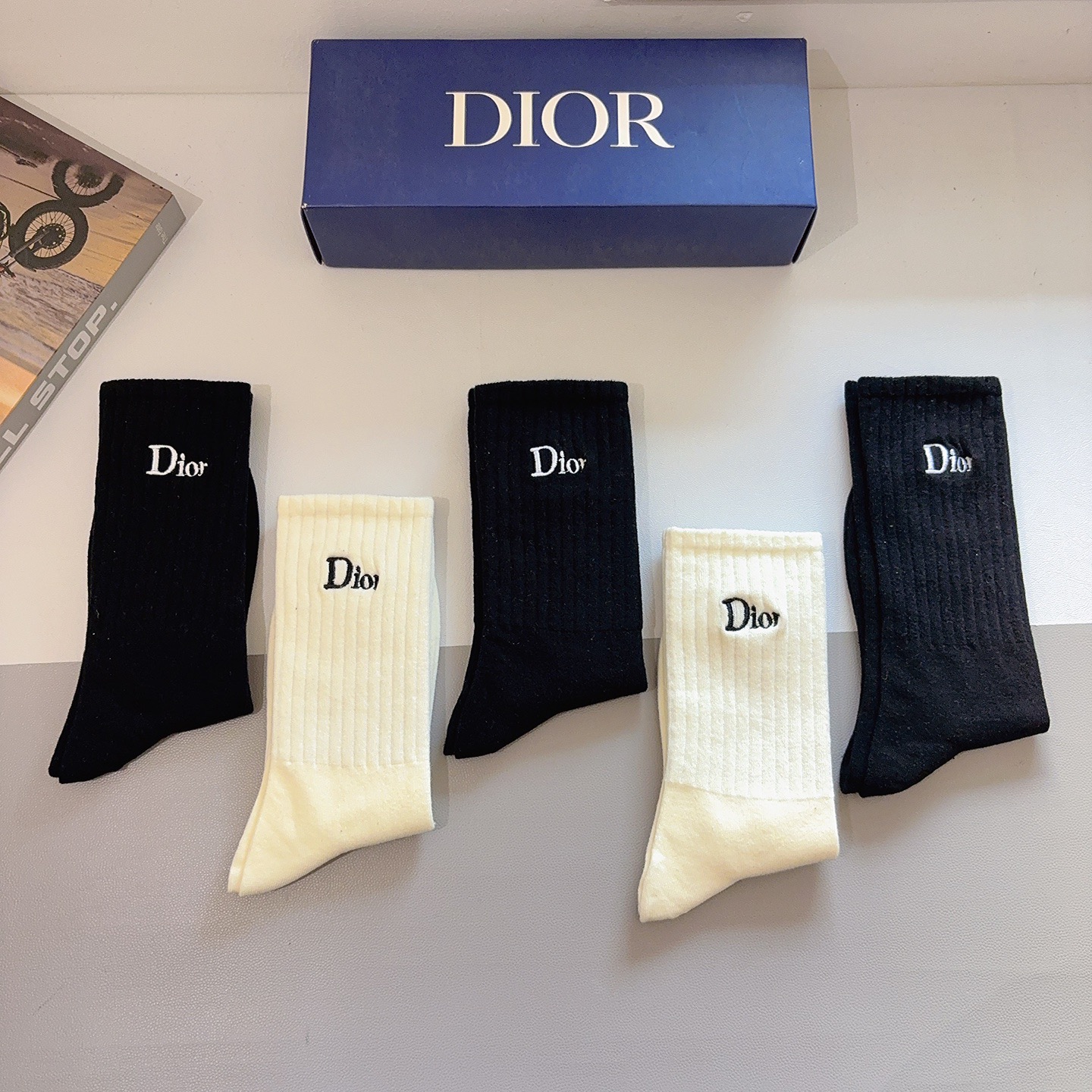 配包装（一盒5双）Dior 迪奥 新款经典logo刺绣长筒袜子！专柜同步袜子，💛大牌出街，潮人必备🔥超好