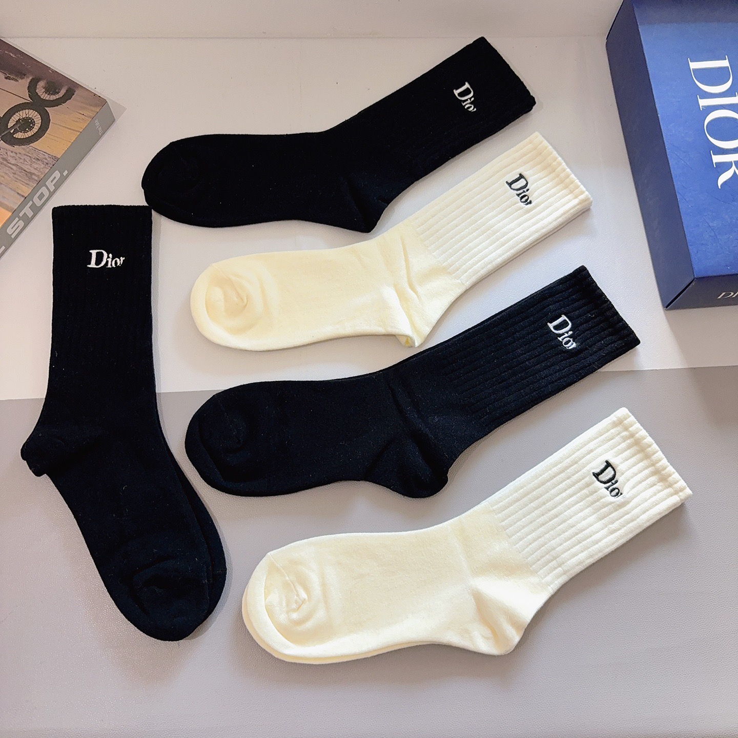 配包装（一盒5双）Dior 迪奥 新款经典logo刺绣长筒袜子！专柜同步袜子，💛大牌出街，潮人必备🔥超好