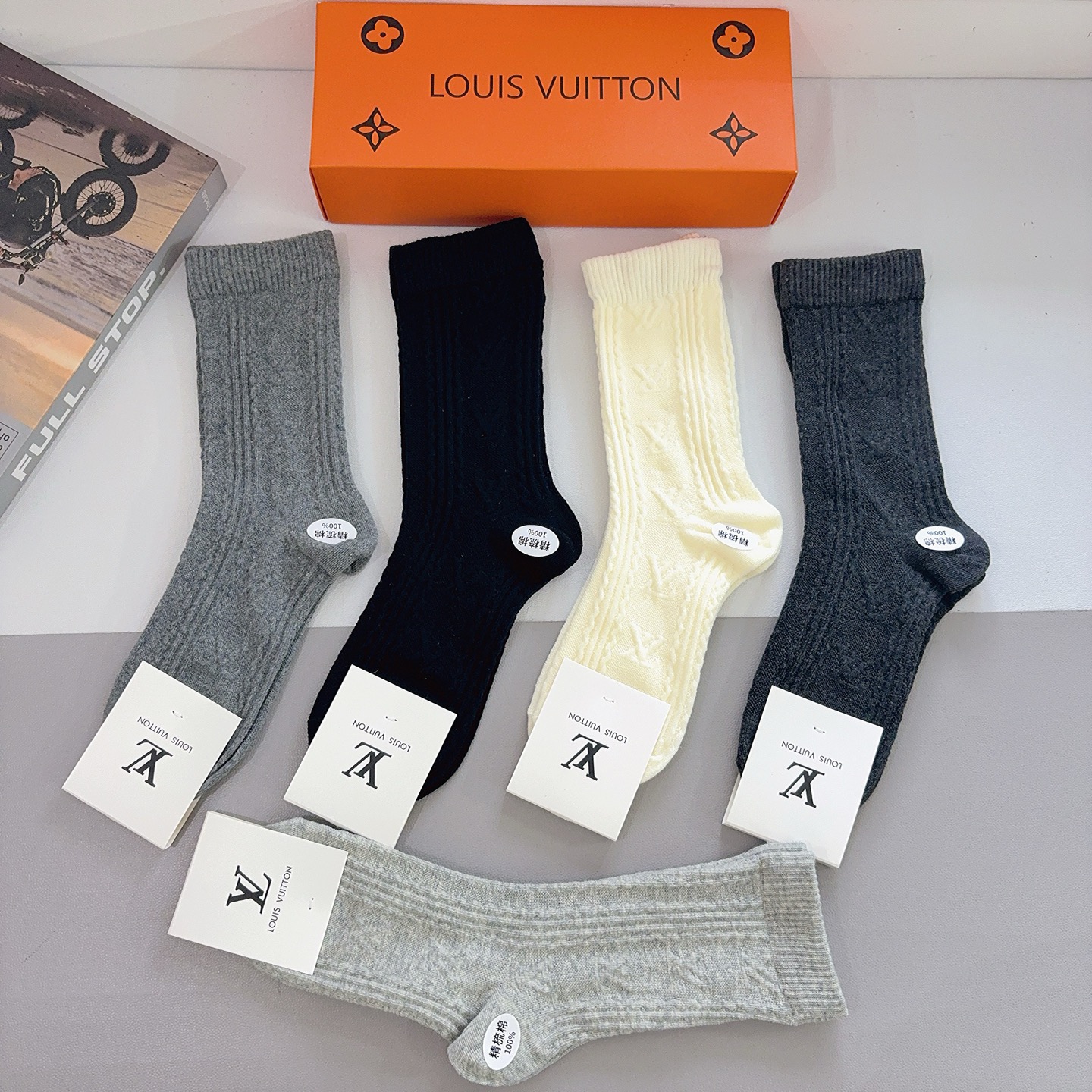 配包装（一盒5双） LV 路易威登 新款长筒袜子 精梳棉面料，超柔软材质，舒适透气，时尚百搭款 🌟