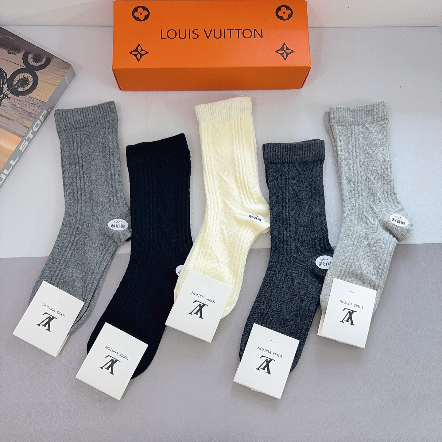 配包装（一盒5双） LV 路易威登 新款长筒袜子 精梳棉面料，超柔软材质，舒适透气，时尚百搭款 🌟