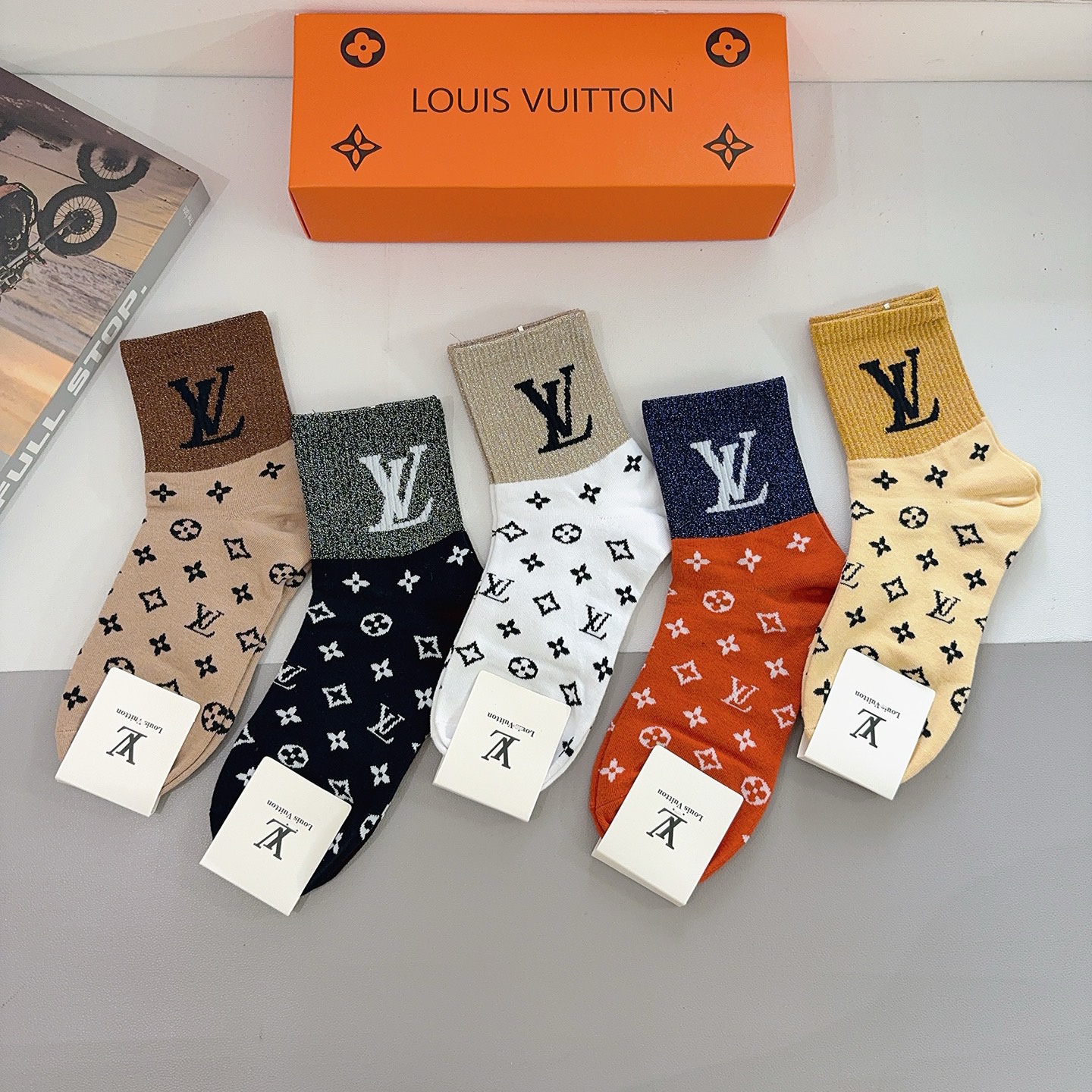 配包装（一盒5双） 🌟 LV 路易威登袜子 超火爆小单品，经典字母logo中筒袜，超柔软材质，舒适透气，