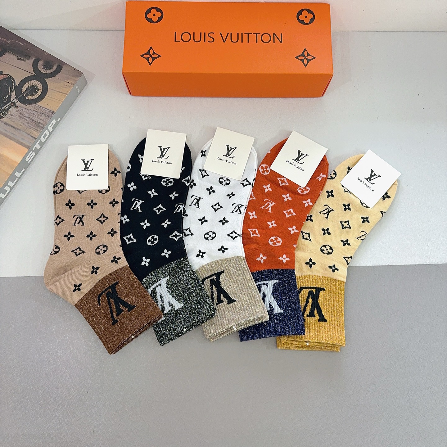 配包装（一盒5双） 🌟 LV 路易威登袜子 超火爆小单品，经典字母logo中筒袜，超柔软材质，舒适透气，