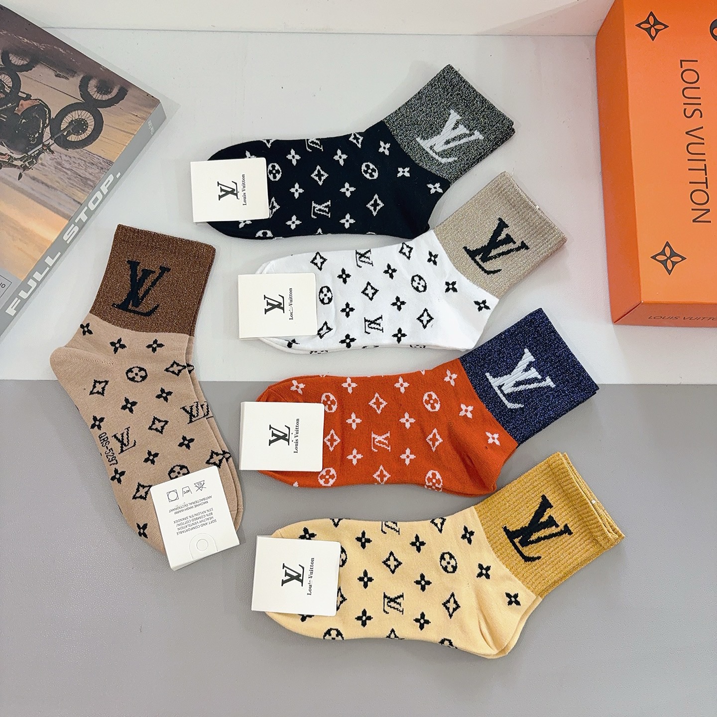 配包装（一盒5双） 🌟 LV 路易威登袜子 超火爆小单品，经典字母logo中筒袜，超柔软材质，舒适透气，