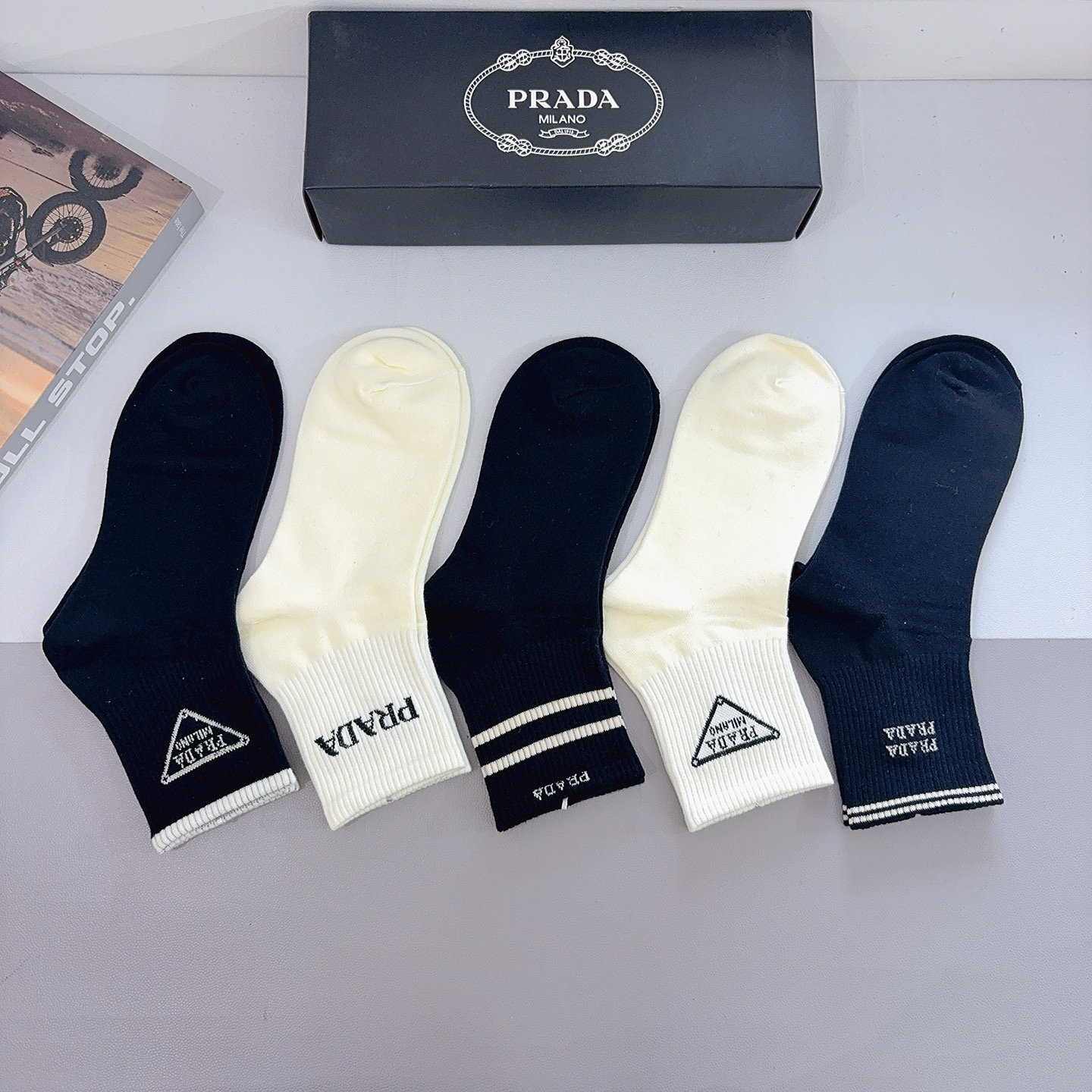 配包装（一盒5双） PRADA 普拉达 新款中筒袜子，纯棉面料，经典三角标logo 个性时尚百搭款，你值