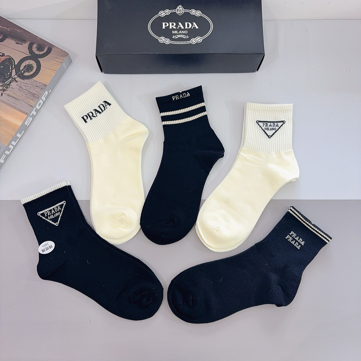 配包装（一盒5双） PRADA 普拉达 新款中筒袜子，纯棉面料，经典三角标logo 个性时尚百搭款，你值