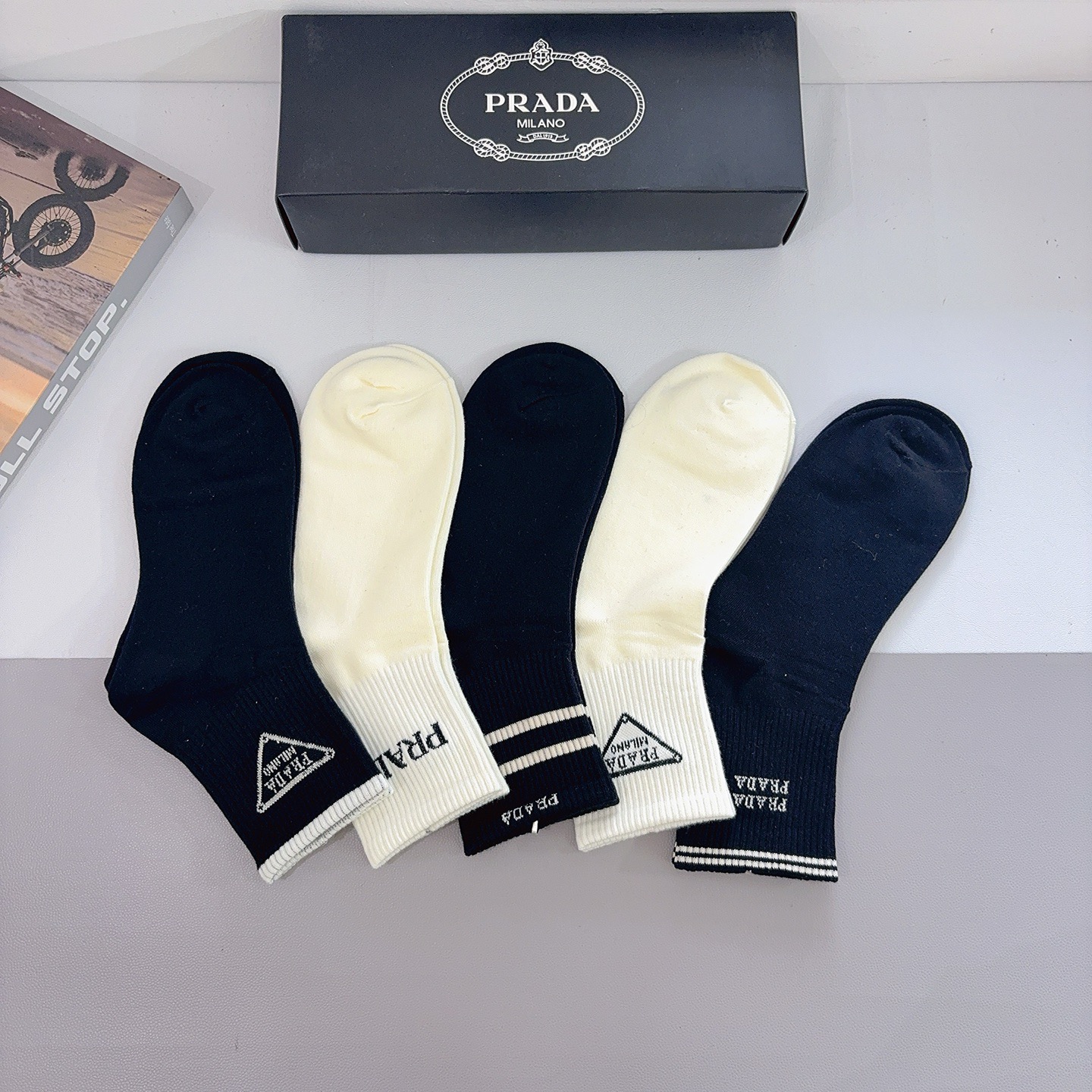配包装（一盒5双） PRADA 普拉达 新款中筒袜子，纯棉面料，经典三角标logo 个性时尚百搭款，你值