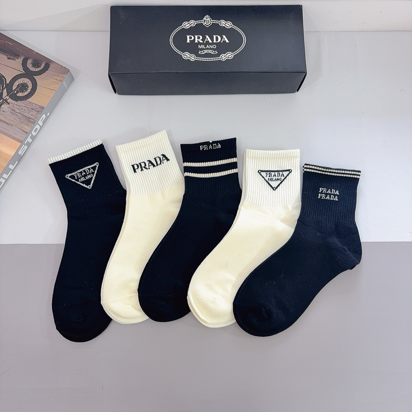 NO:640715,Comes with packaging (5 pairs in a box) PRADA New mid-calf socks, pure cotton fabric, classic triangle logo, personalized, fashionable and versatile, you deserve it Socks, stockings, socks, prada, prada, socks19860909配包装（一盒5双） PRADA 普拉达 新款中筒袜子,纯棉面料,经典三角标logo 个性时尚百搭款,你值得拥有哦袜子,丝袜,袜子,prada,prada,socks,accessory