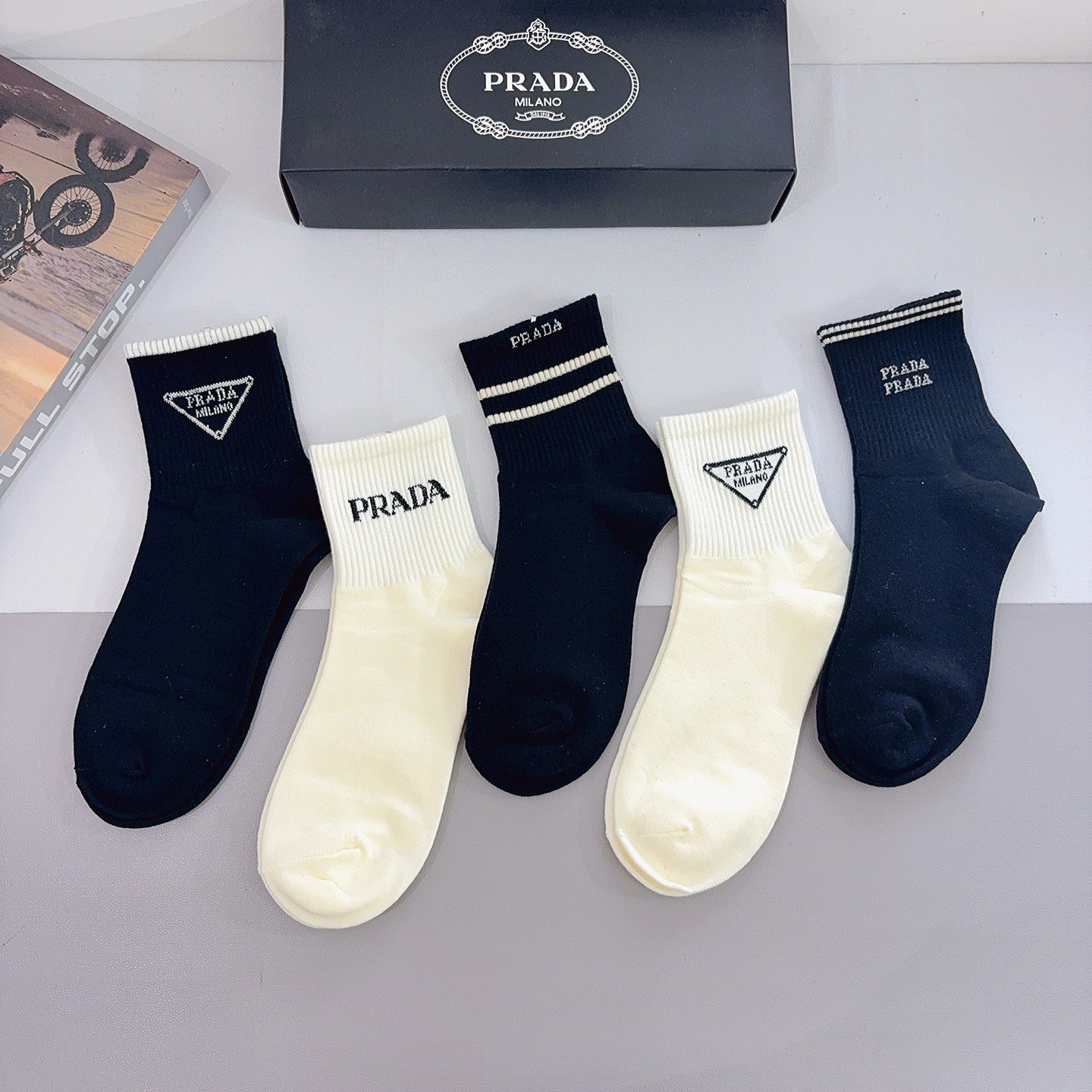 配包装（一盒5双） PRADA 普拉达 新款中筒袜子，纯棉面料，经典三角标logo 个性时尚百搭款，你值