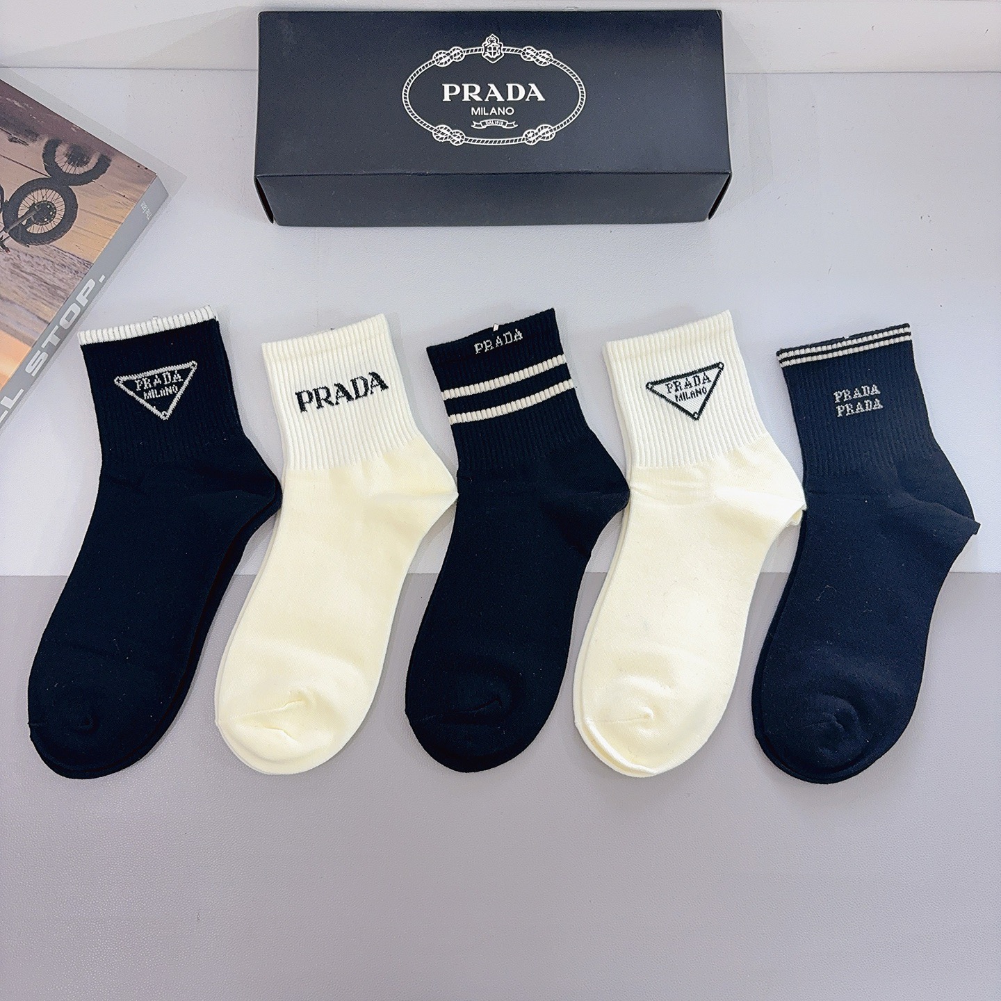 配包装（一盒5双） PRADA 普拉达 新款中筒袜子，纯棉面料，经典三角标logo 个性时尚百搭款，你值