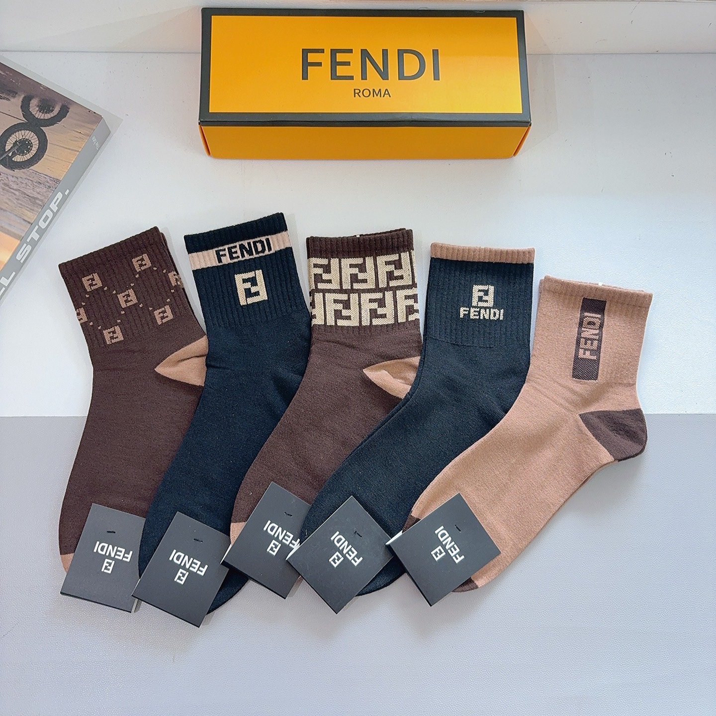 NO:640695,Comes with packaging (5 pairs in a box) FENDI Fendi classic mid-length socks, high version, made of pure cotton, soft material, instant sale of ordinary goods in the market, classic double F pattern logo, counters synchronized with big-name socks on the street, a must-have for fashionistas, super easy to match socks, stockings, socks, fendi, fendi, socks19860909配包装（一盒5双） FENDI 芬迪经典中长款袜子高版本纯棉材质柔软,秒杀市场普通货,经典的双F图案logo,专柜同步袜子大牌出街,潮人必备,超好搭袜子,丝袜,袜子,fendi,fendi,socks,accessory