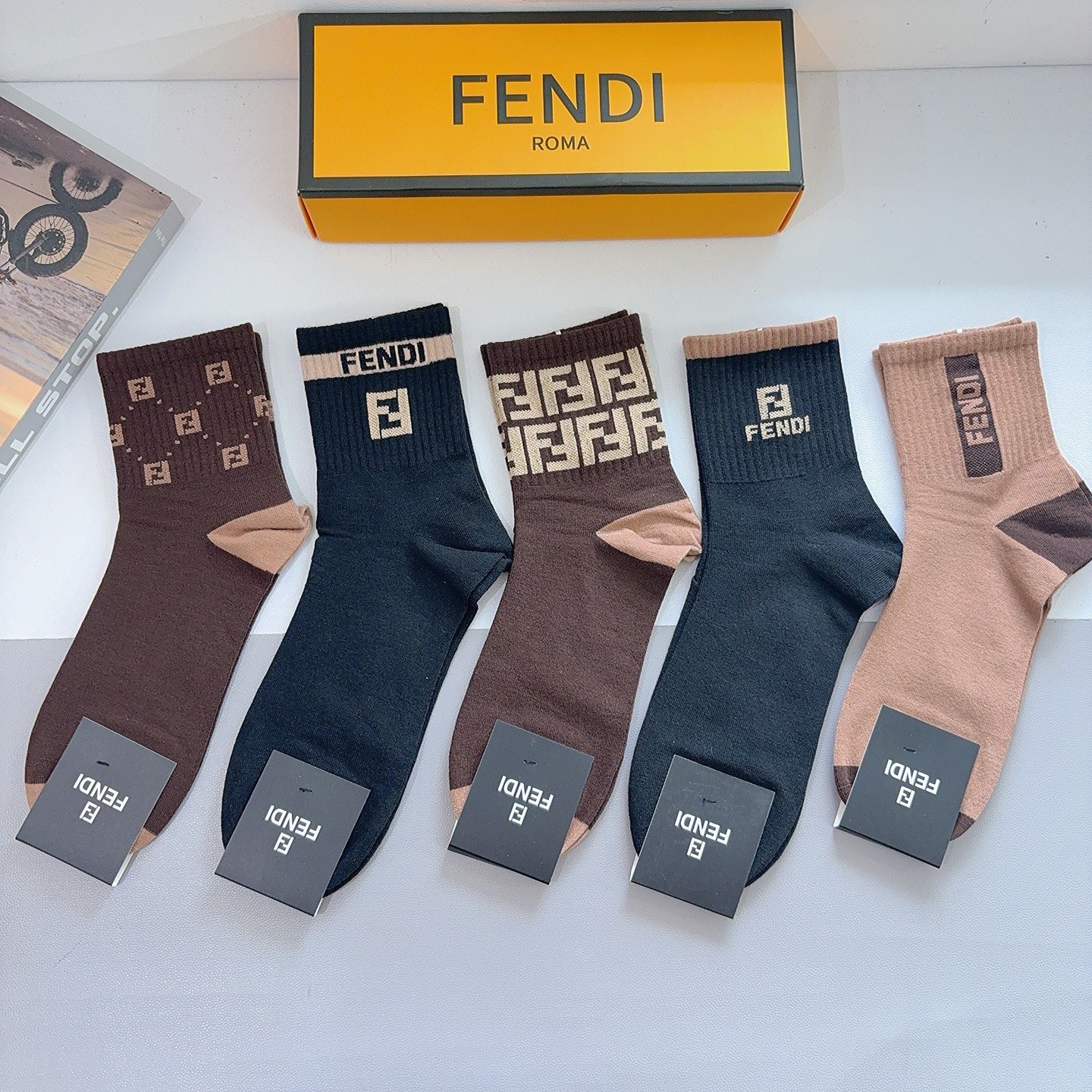 配包装（一盒5双）FENDI 芬迪经典中长款袜子❗️高版本纯棉材质柔软，秒杀市场普通货，经典的双F图案l
