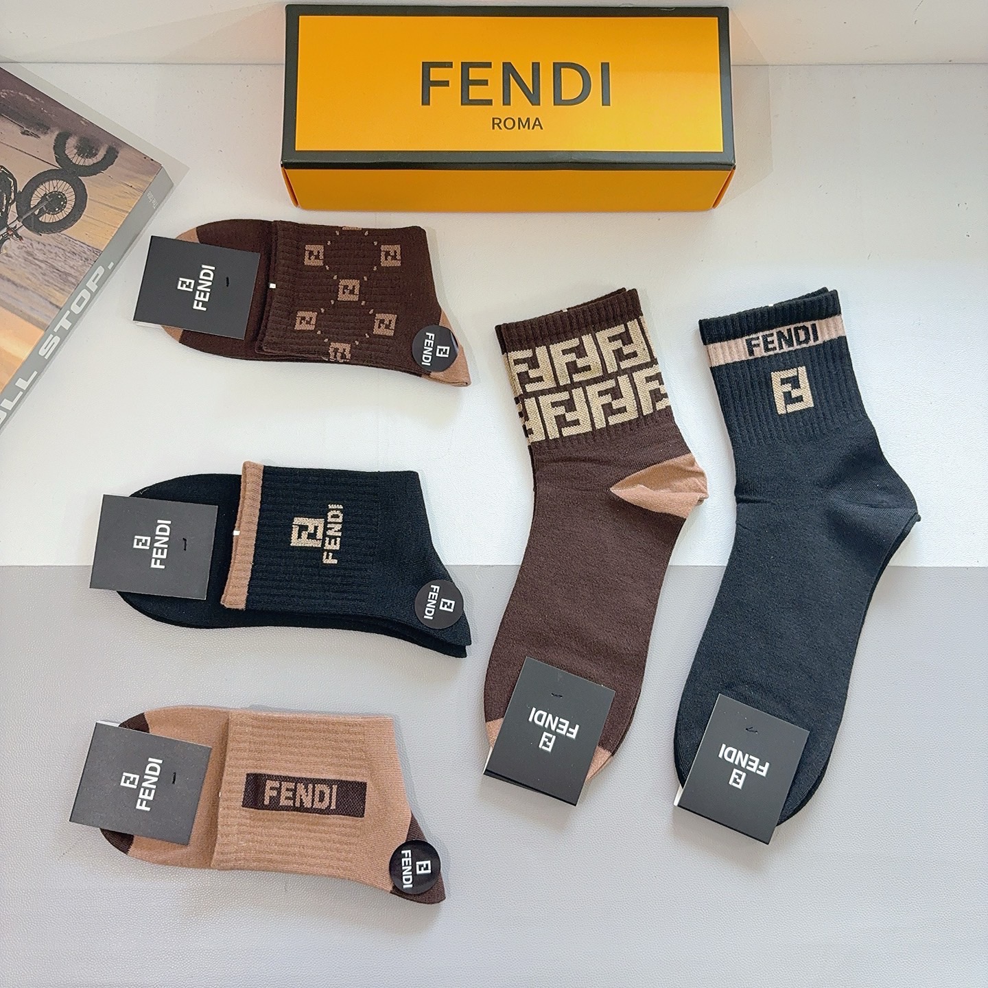 配包装（一盒5双）FENDI 芬迪经典中长款袜子❗️高版本纯棉材质柔软，秒杀市场普通货，经典的双F图案l